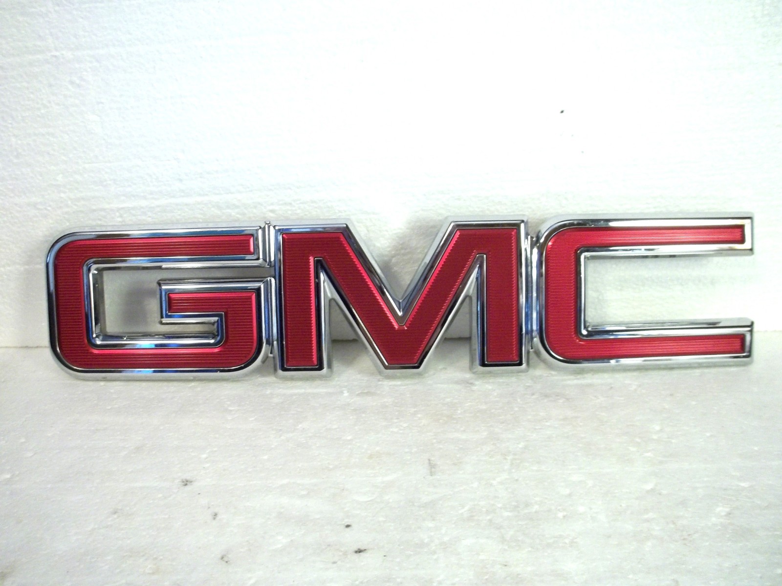 Genuine OEM GM 2015-2020 GMC Yukon Canyon Yukon XL Red Grille Emblem 84125850 Genuine OEM GM 2015-2020 GMC Yukon Canyon Yukon XL Red Grille Emblem 84125850