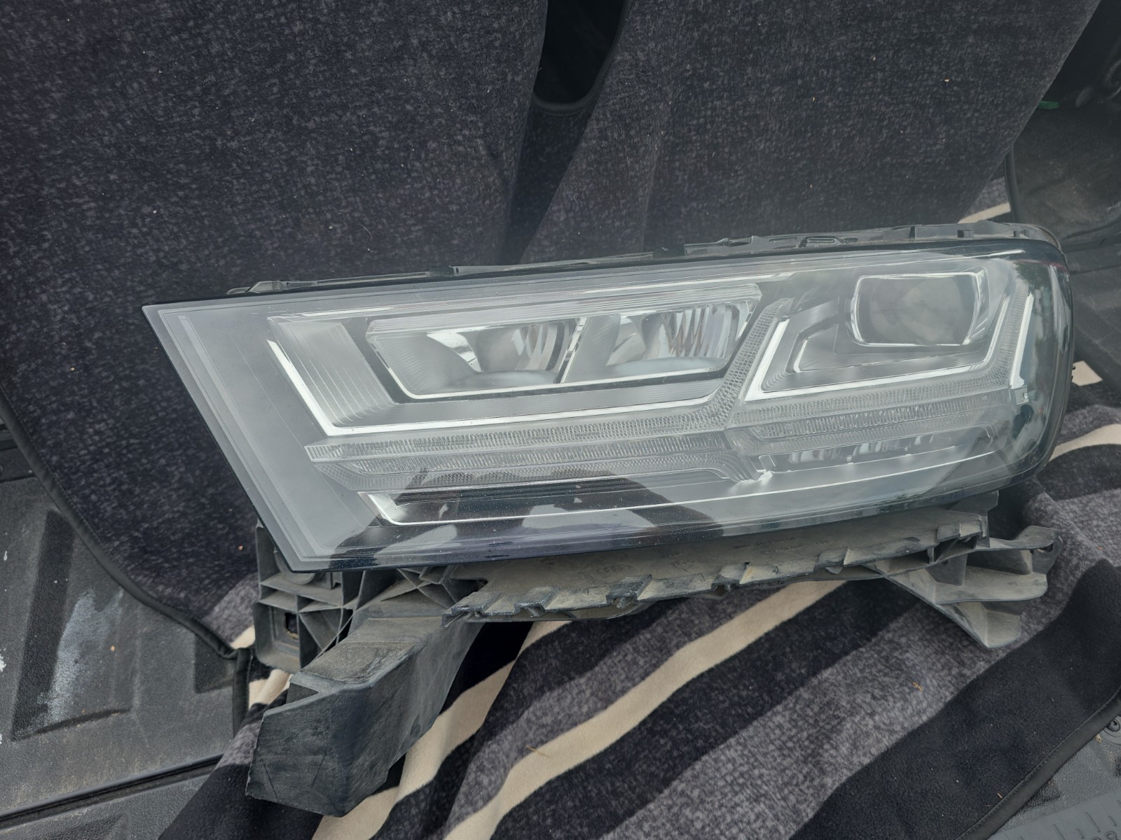 2017-2019 AUDI Q7 LEFT SIDE DR OEM LED HEADLIGHT HEADLAMP COMPLETE 8M0941033B 2017-2019 AUDI Q7 LEFT SIDE DR OEM LED HEADLIGHT HEADLAMP COMPLETE 8M0941033B