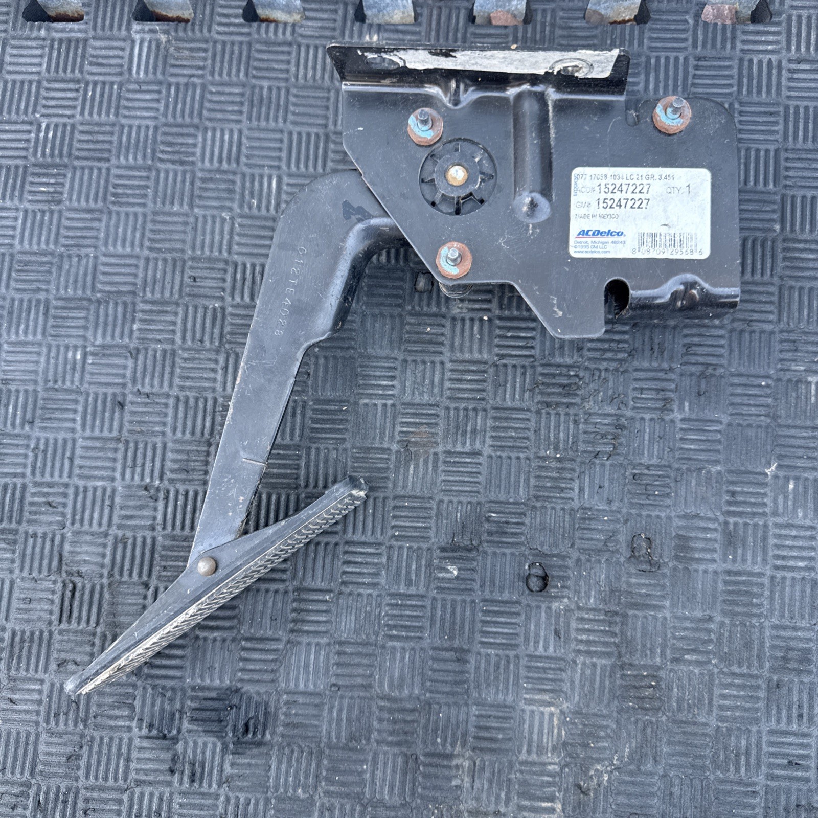 2003-2009 Chevrolet GMC Kodiak C4500 C5500 Accelerator Gas Pedal OEM 15247227 