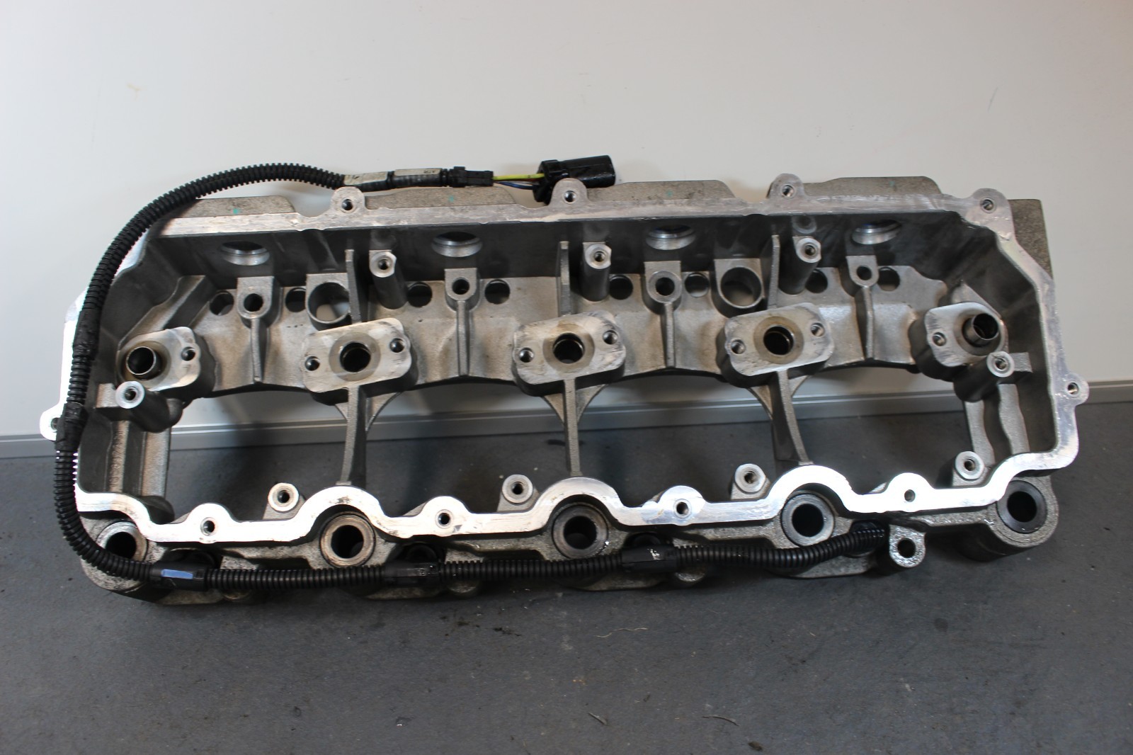 International VT365 6.0L 20mm Rocker Box with Harness 1858473C1 1845695C94 OEM