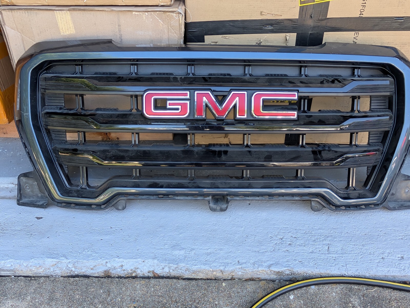 2019-2021 GMC SIERRA 1500 AT4 GRILLE ASSEMBY FRONT CENTER GRILL 84508261 OEM 2019-2021 GMC SIERRA 1500 AT4 GRILLE ASSEMBY FRONT CENTER GRILL 84508261 OEM
