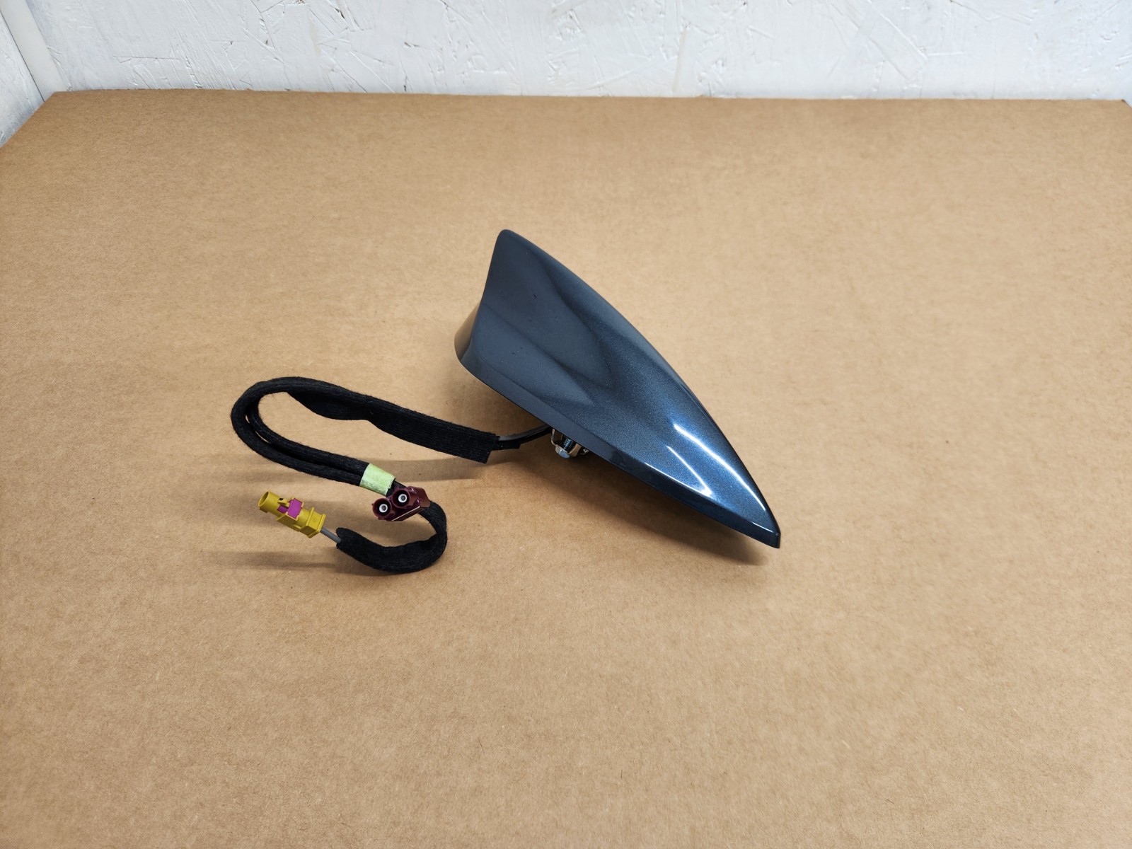 2020-2023 Chevrolet Traverse Antenna Roof Radio Shark Fin Blue 84925046 #M275 2020-2023 Chevrolet Traverse Antenna Roof Radio Shark Fin Blue 84925046 #M275