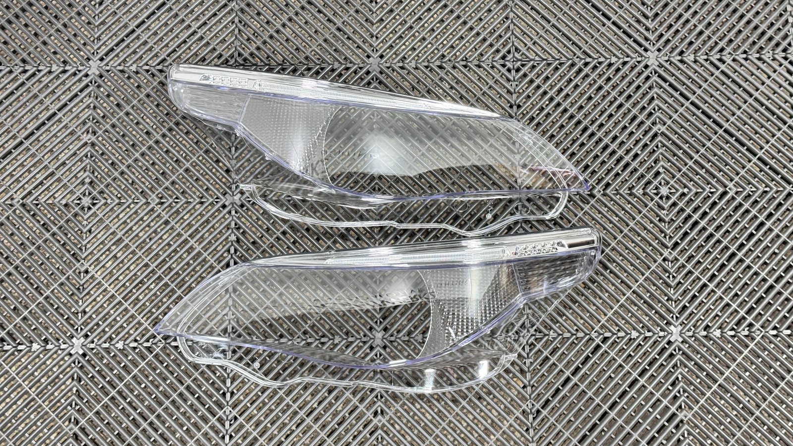 BMW E60 04-07 Pre-facelift Headlight Replacement Lenses w/LED Brows (Pair)