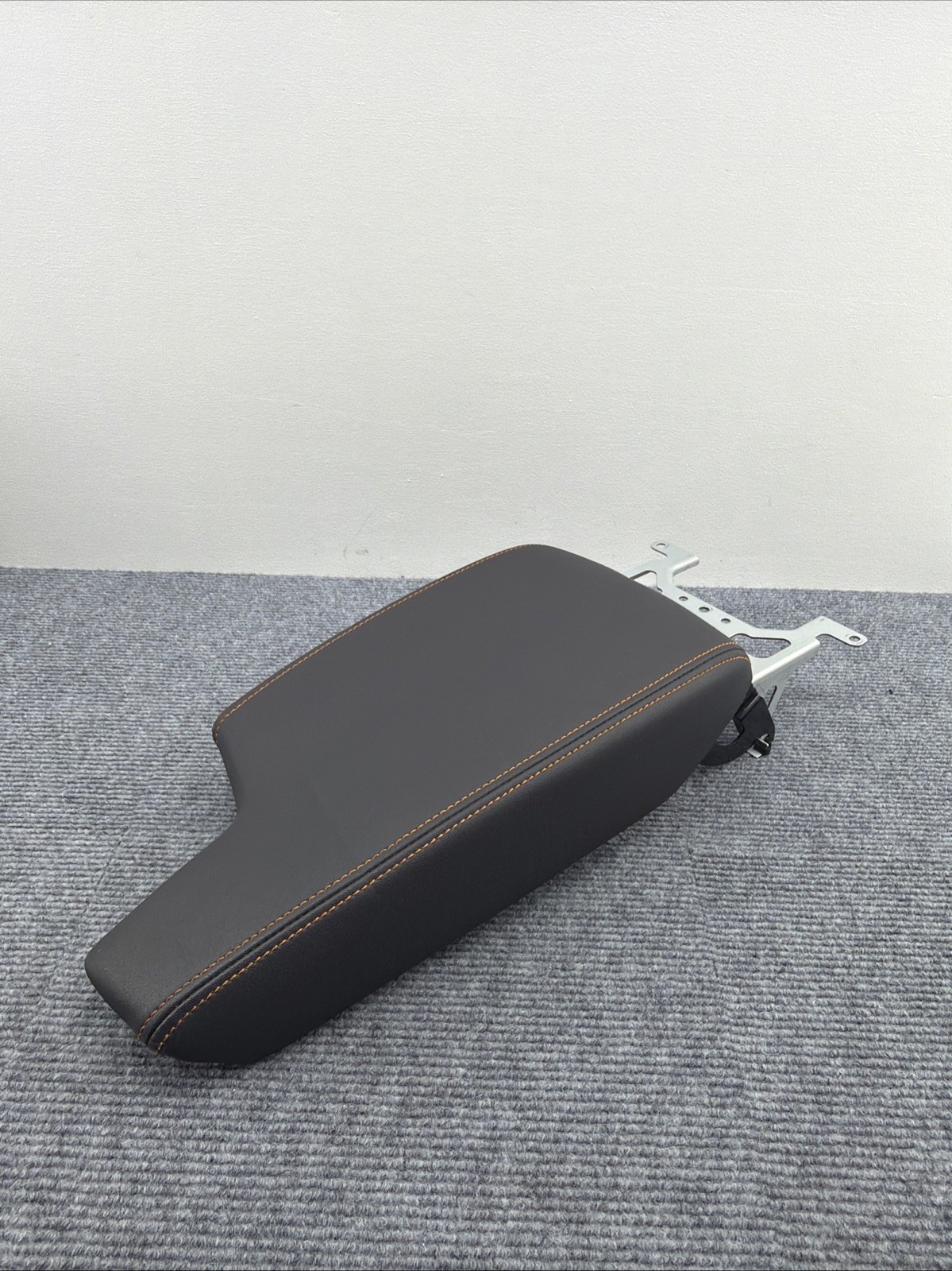 2018-2023 SUBARU CROSSTREK CENTER CONSOLE ARMREST STORAGE LID LEATHER OEM 18-23 2018-2023 SUBARU CROSSTREK CENTER CONSOLE ARMREST STORAGE LID LEATHER OEM 18-23