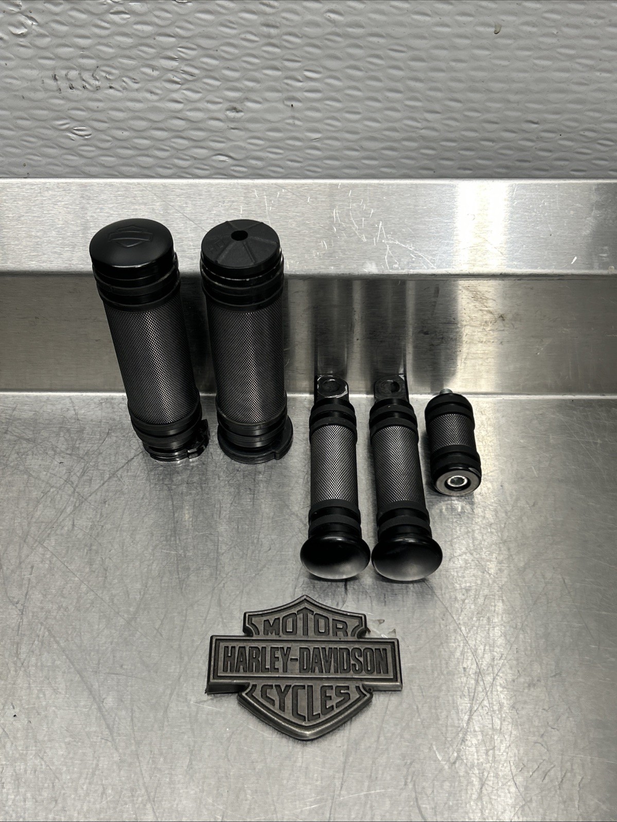 Harley Davidson Black Knurled Handlebar Grips, Pegs & Shifter Knob SEE PICS H92 Harley Davidson Black Knurled Handlebar Grips, Pegs & Shifter Knob SEE PICS H92
