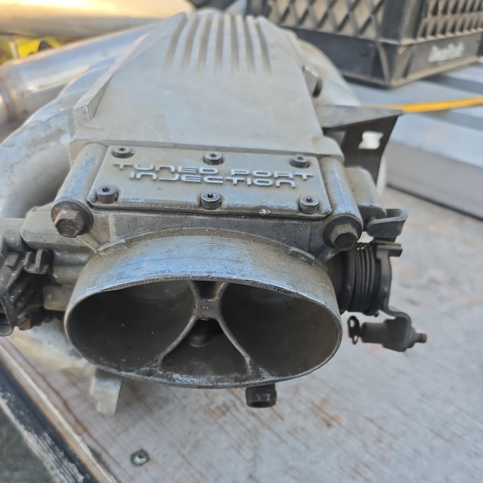 1985-1992 GM CORVETTE CAMARO 305 350 TUNED PORT INJECTION INTAKE MANIFOLD 1985-1992 GM CORVETTE CAMARO 305 350 TUNED PORT INJECTION INTAKE MANIFOLD
