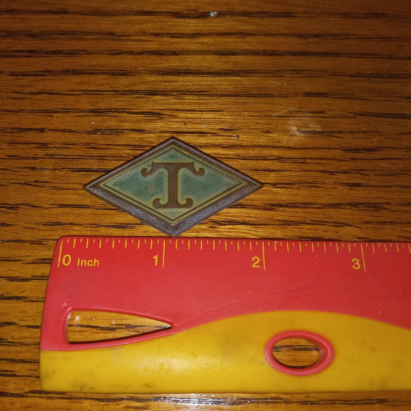 VINTAGE \\ DIAMOND T TRUCK - ORNAMENT - SMALL BADGE EMBLEM ? VINTAGE \\ DIAMOND T TRUCK - ORNAMENT - SMALL BADGE EMBLEM ?