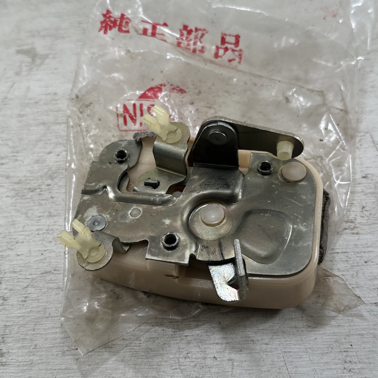 New OEM Nissan RH REAR PASS. DOOR LATCH ASSEMBLY 1980-82 DATSUN 310 Bluebird New OEM Nissan RH REAR PASS. DOOR LATCH ASSEMBLY 1980-82 DATSUN 310 Bluebird