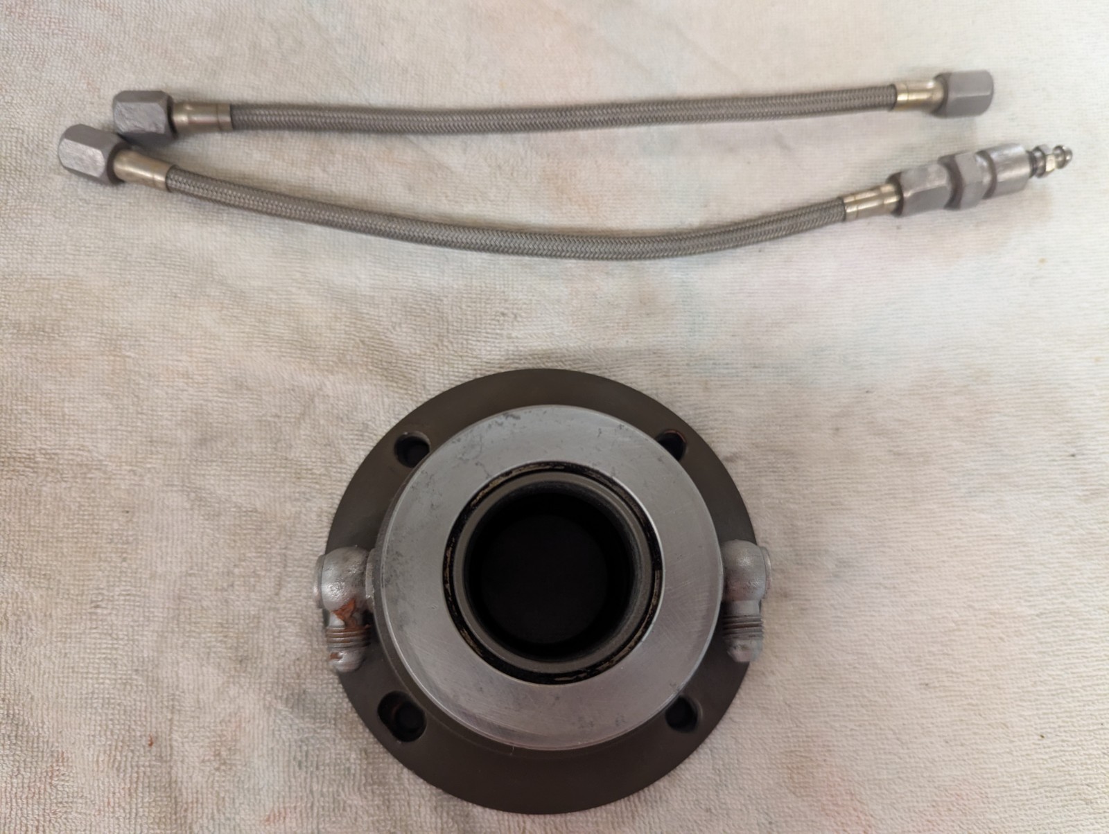 Looks Like A Used McLeod 13045 Bolt-On Hydraulic Throwout Bearing Looks Like A Used McLeod 13045 Bolt-On Hydraulic Throwout Bearing