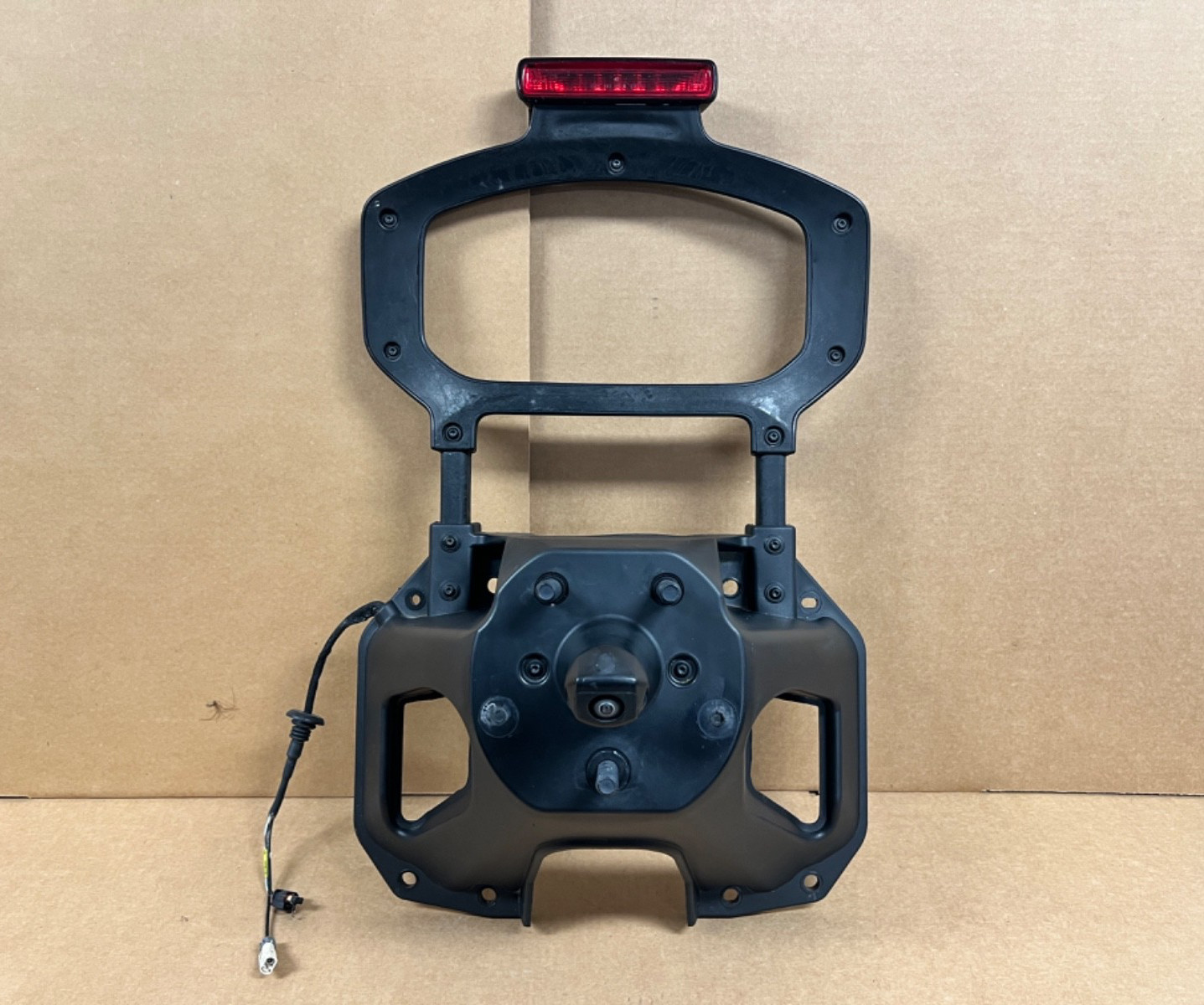 OEM 2018–2026 Jeep Wrangler Spare Tire Carrier Mount LED W/ CAMERA 68474051AD OEM 2018–2026 Jeep Wrangler Spare Tire Carrier Mount LED W/ CAMERA 68474051AD