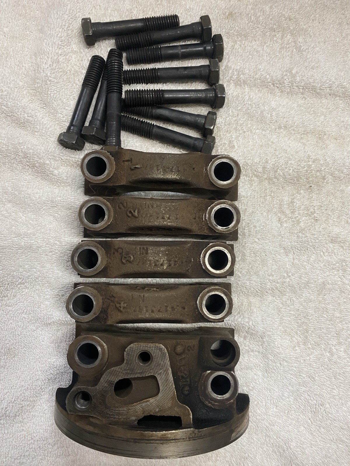 MOPAR 273 318 340 MAIN CAPS + BOLTS 318 SMALL BLOCK MOPAR 273 318 340 MAIN CAPS + BOLTS 318 SMALL BLOCK