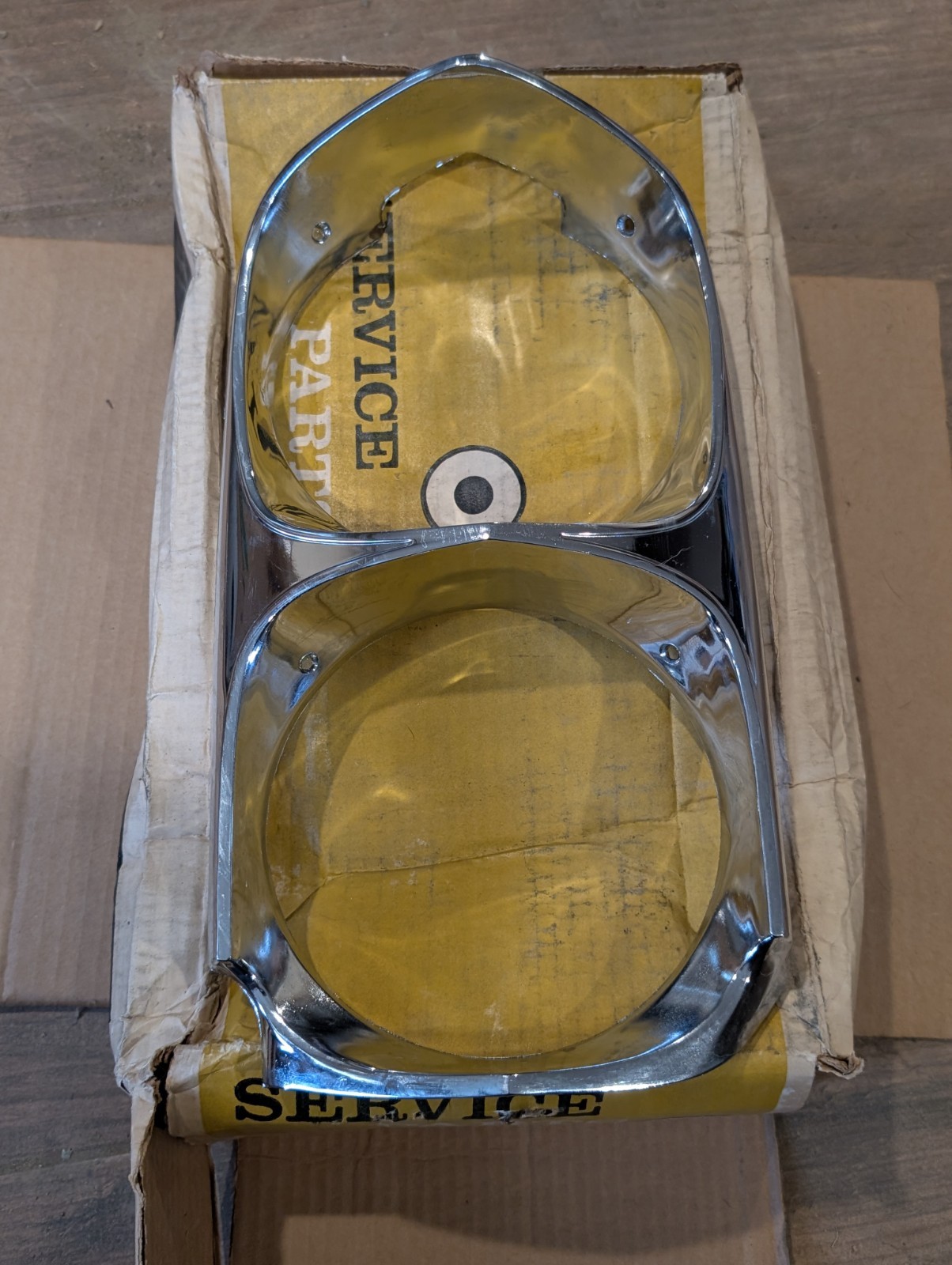 B40 NOS GM 1966 1967 Pontiac GTO LEMANS TEMPEST R.H Headlight Bezel 9782752 B40 NOS GM 1966 1967 Pontiac GTO LEMANS TEMPEST R.H Headlight Bezel 9782752