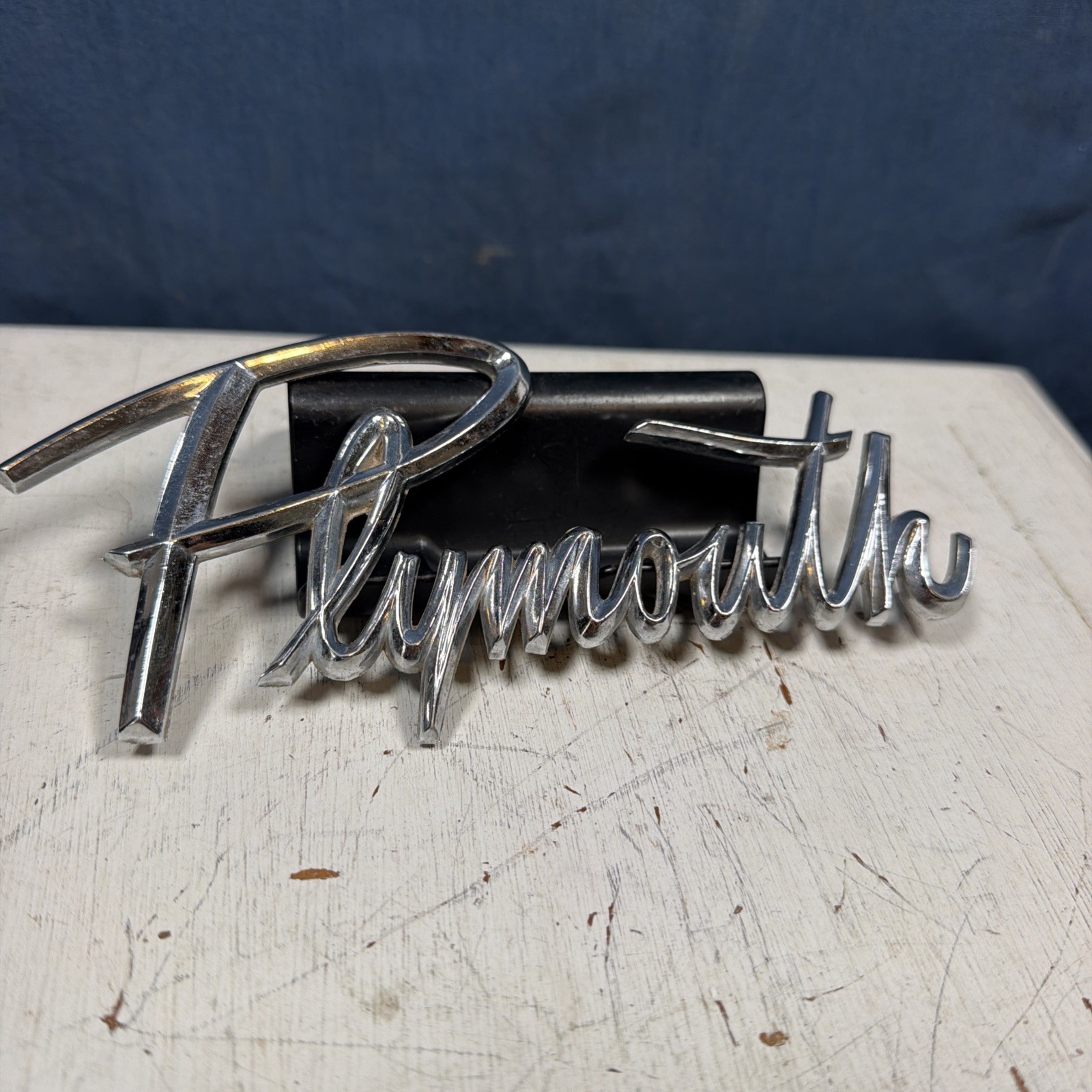 VINTAGE 1959 PLYMOUTH EMBLEM SCRIPT NAMEPLATE OEM 1950430 MOPAR VINTAGE 1959 PLYMOUTH EMBLEM SCRIPT NAMEPLATE OEM 1950430 MOPAR