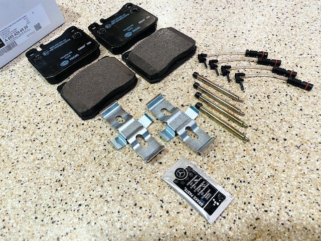MERCEDES BENZ BRAKE PADS FRONT SET OEM  380SL 380SE 560SEC HARDWARE PAD SENSOR