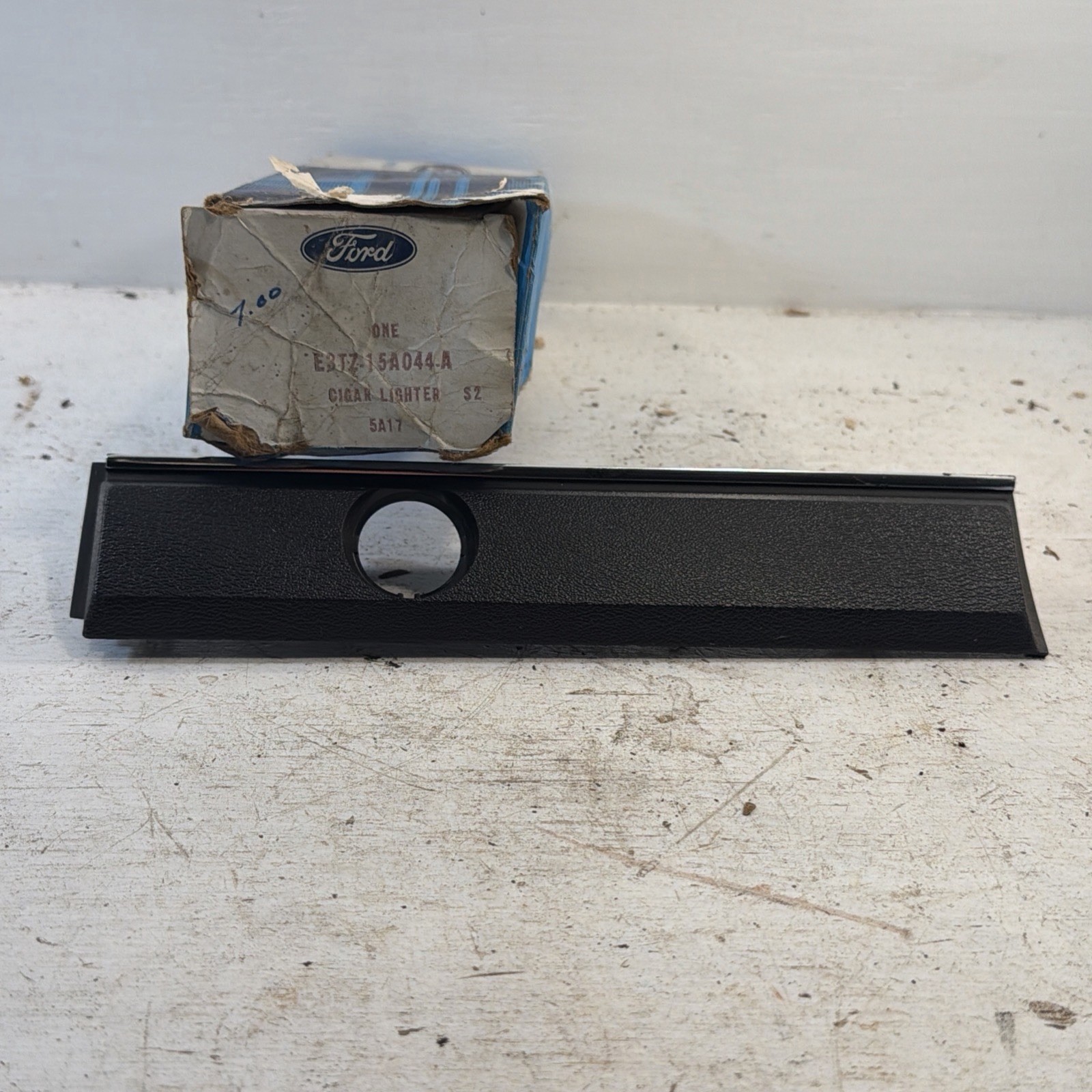 NOS OEM 83-88 Ford Ranger Bronco II Dash Cigarette Lighter Bezel E3TZ-15A044-A NOS OEM 83-88 Ford Ranger Bronco II Dash Cigarette Lighter Bezel E3TZ-15A044-A