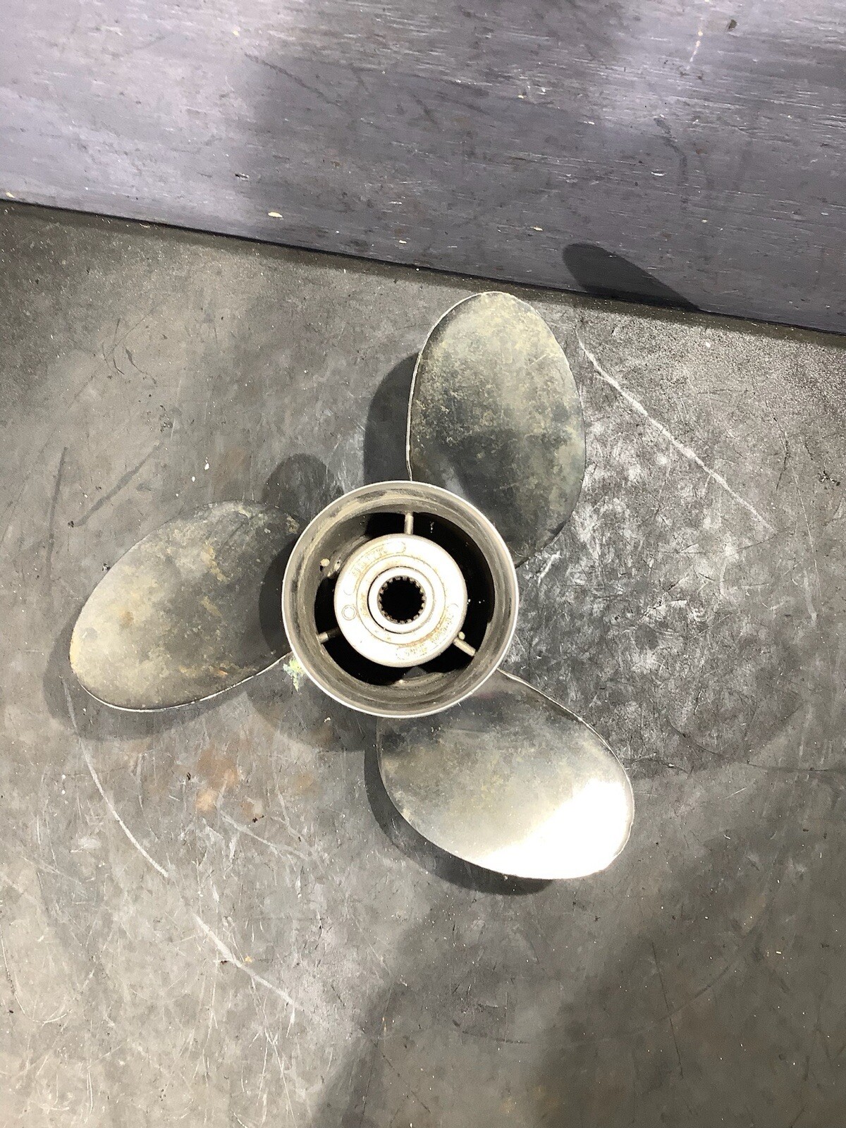VOLVO PENTA STILETTO PROPELLER STAINLESS 40319 V/01419 14 1/4X19P USED VOLVO PENTA STILETTO PROPELLER STAINLESS 40319 V/01419 14 1/4X19P USED