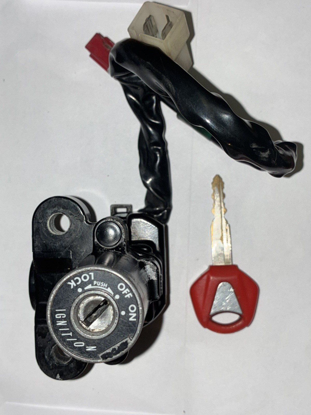 2006 08-16 YAMAHA YZF R6 50TH ANNIVERSARY OEM IGNITION LOCK W RED KEY 2006 08-16 YAMAHA YZF R6 50TH ANNIVERSARY OEM IGNITION LOCK W RED KEY