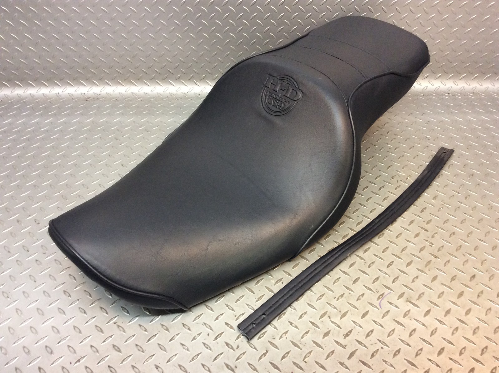 96-03 Harley Davidson Dyna Super Glide Seat Two Up HD LOGO Embroidered NICE