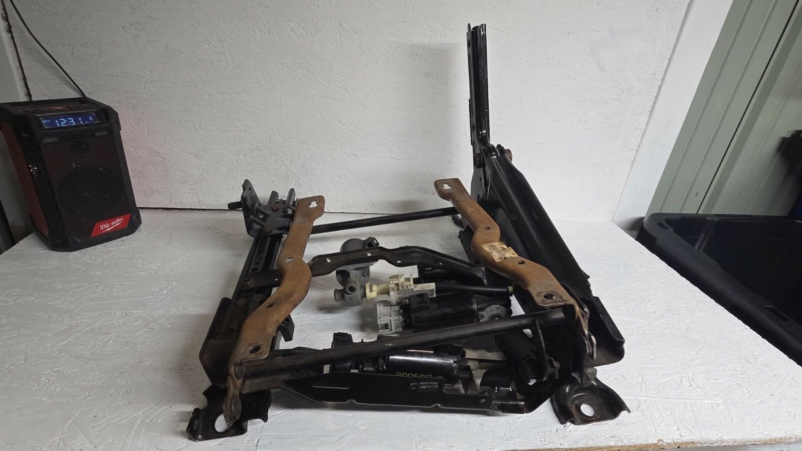 02-09 GMC Envoy Chevy TrailBlazer Front Left Driverside Motorized Seat Track 