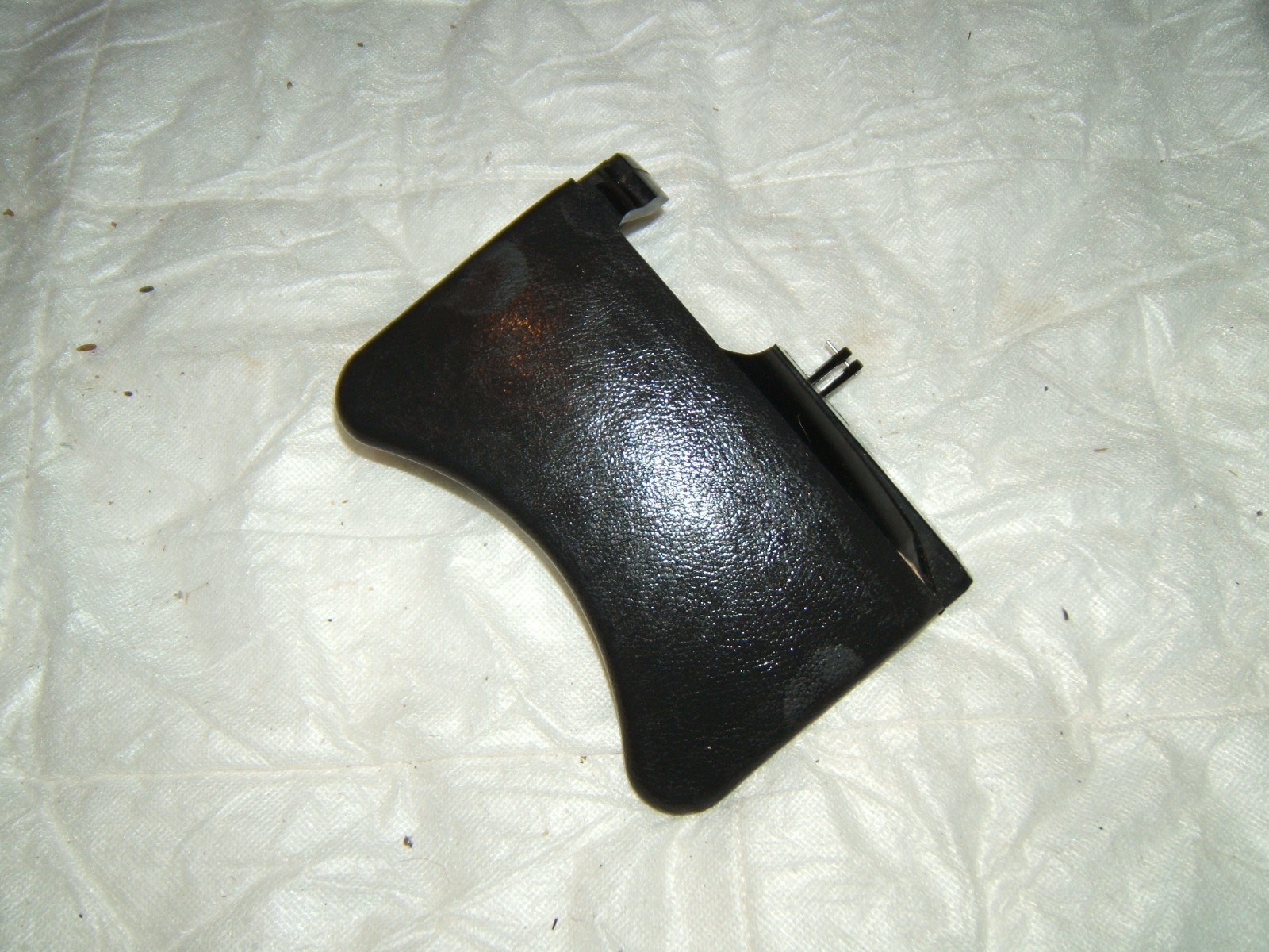 1998 Jaguar XJ8 center centre console cupholder lid black not supplied separate 1998 Jaguar XJ8 center centre console cupholder lid black not supplied separate