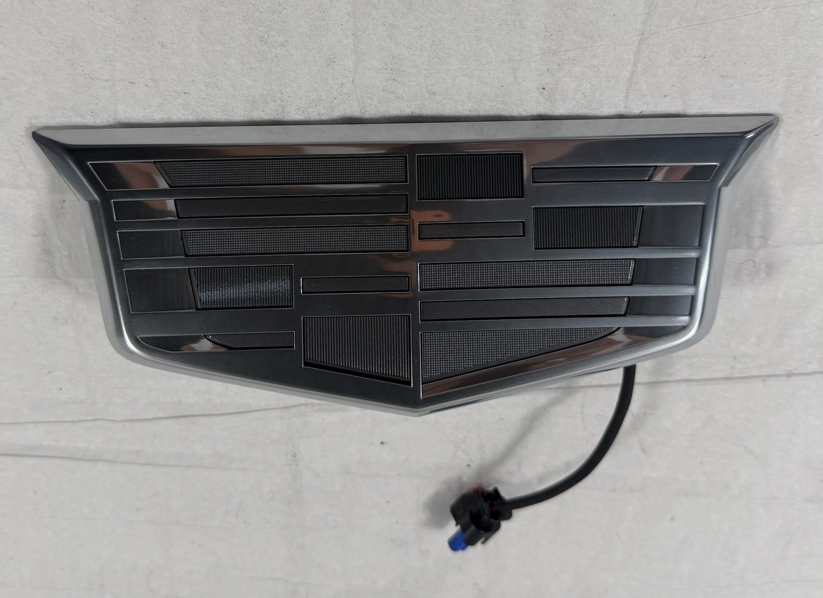 2021-2024 Cadillac Escalade Rear Monochrome Emblem/Switch 2021-2024 Cadillac Escalade Rear Monochrome Emblem/Switch