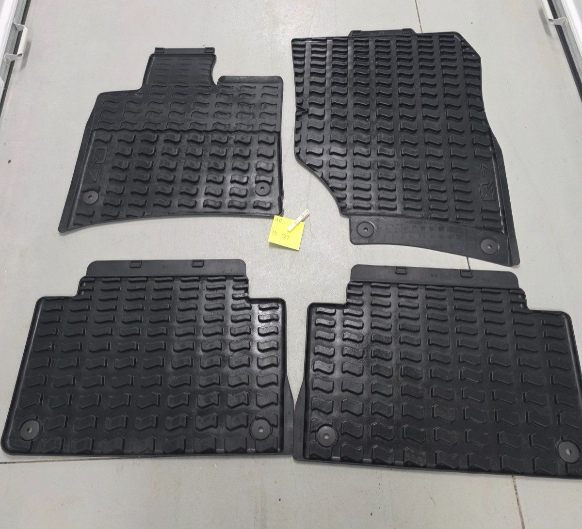 07-15 Audi Q7 Floor mats set rubber all weather OEM used 07-15 Audi Q7 Floor mats set rubber all weather OEM used