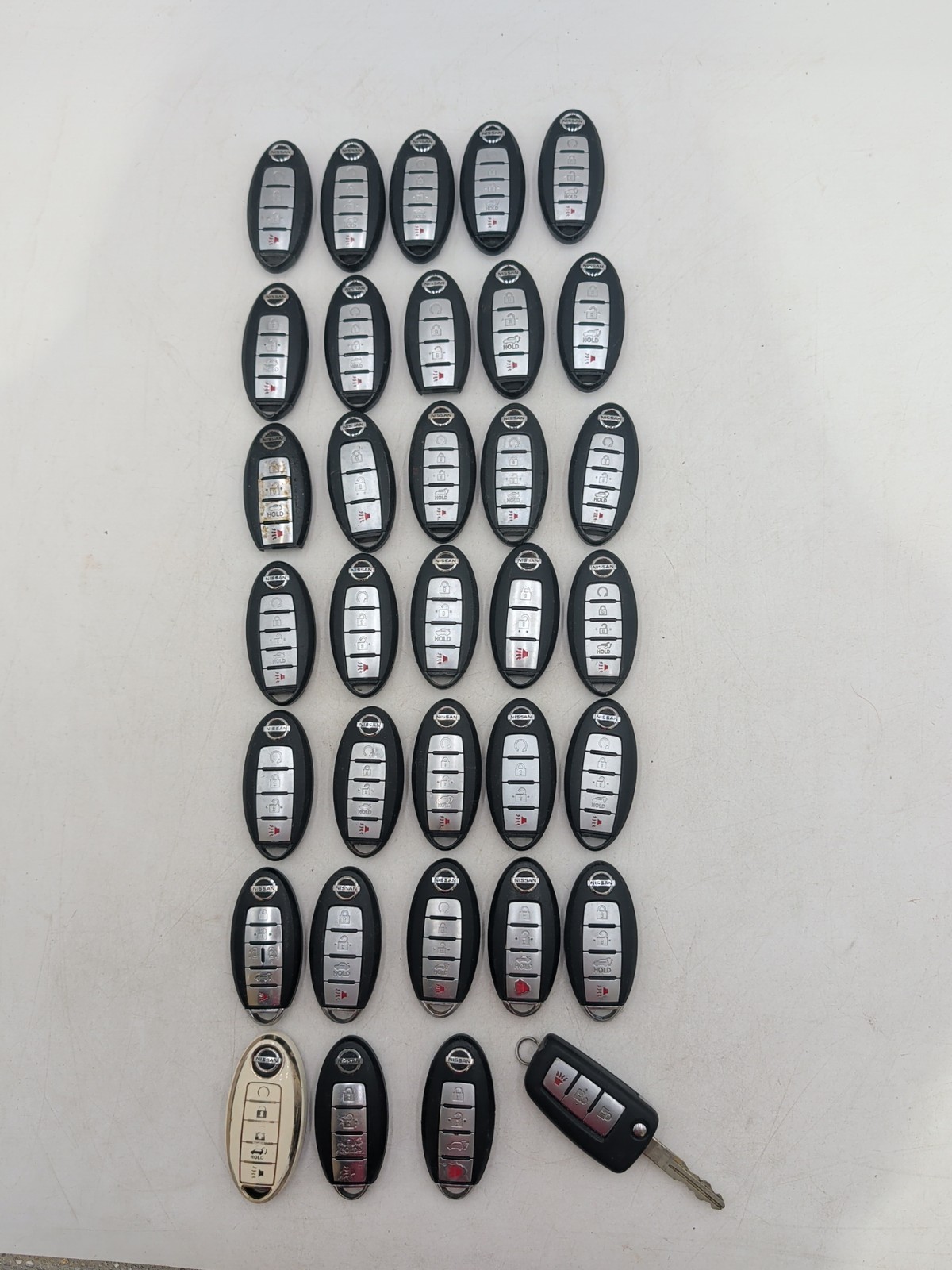 LOT OF 34 OEM NISSAN KEYLESS ENTRY REMOTE KEY FOB LOT LOT OF 34 OEM NISSAN KEYLESS ENTRY REMOTE KEY FOB LOT