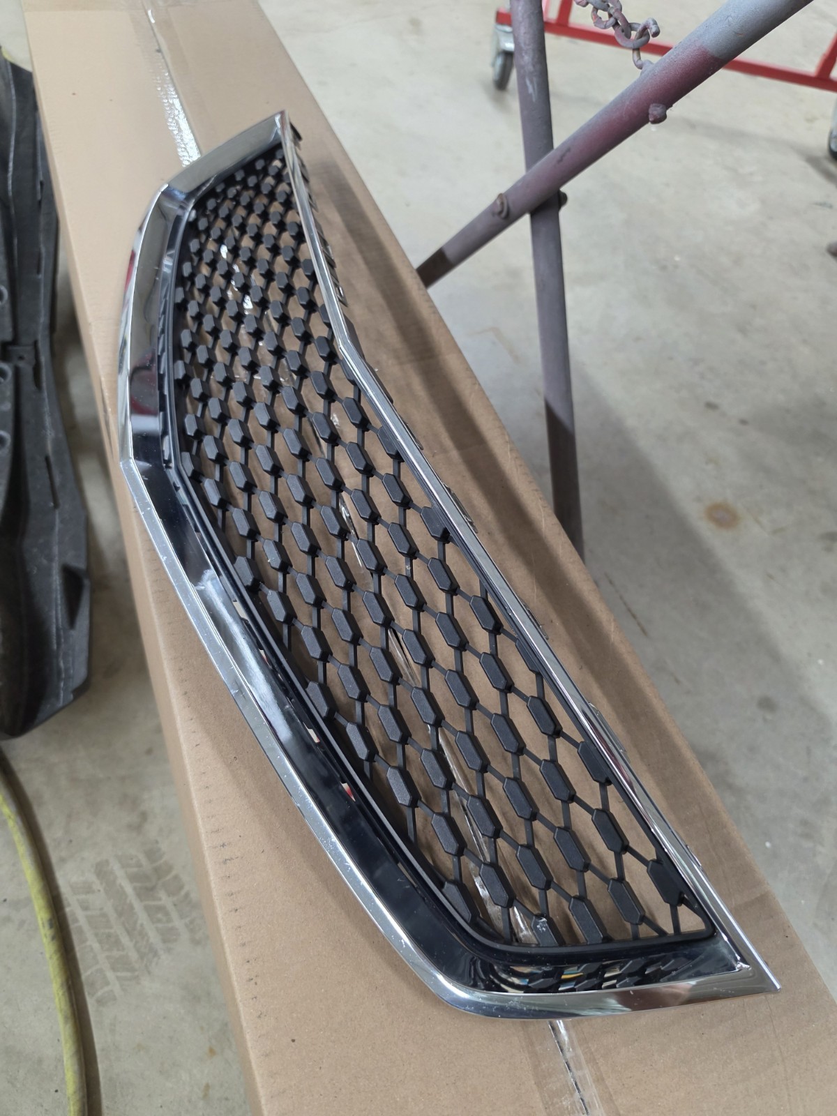 2010-2015 CHEVROLET EQUINOX Grille LS Lower Center 25798747 2010-2015 CHEVROLET EQUINOX Grille LS Lower Center 25798747