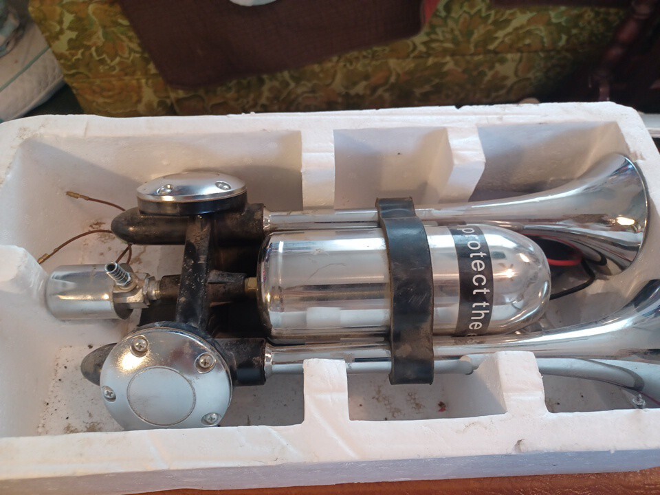 12v-24v 300 db super loud duel trumpet airhorn For Large Truck Or Diesel (U1) 12v-24v 300 db super loud duel trumpet airhorn For Large Truck Or Diesel (U1)