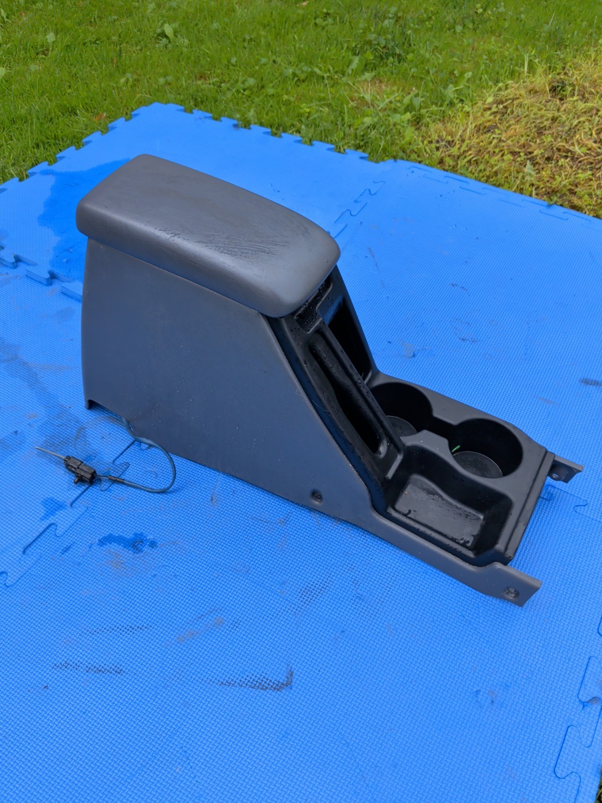 01-02 4 Runner Limited Gray Front Floor Center Console Leather Armrest 01-02 4 Runner Limited Gray Front Floor Center Console Leather Armrest