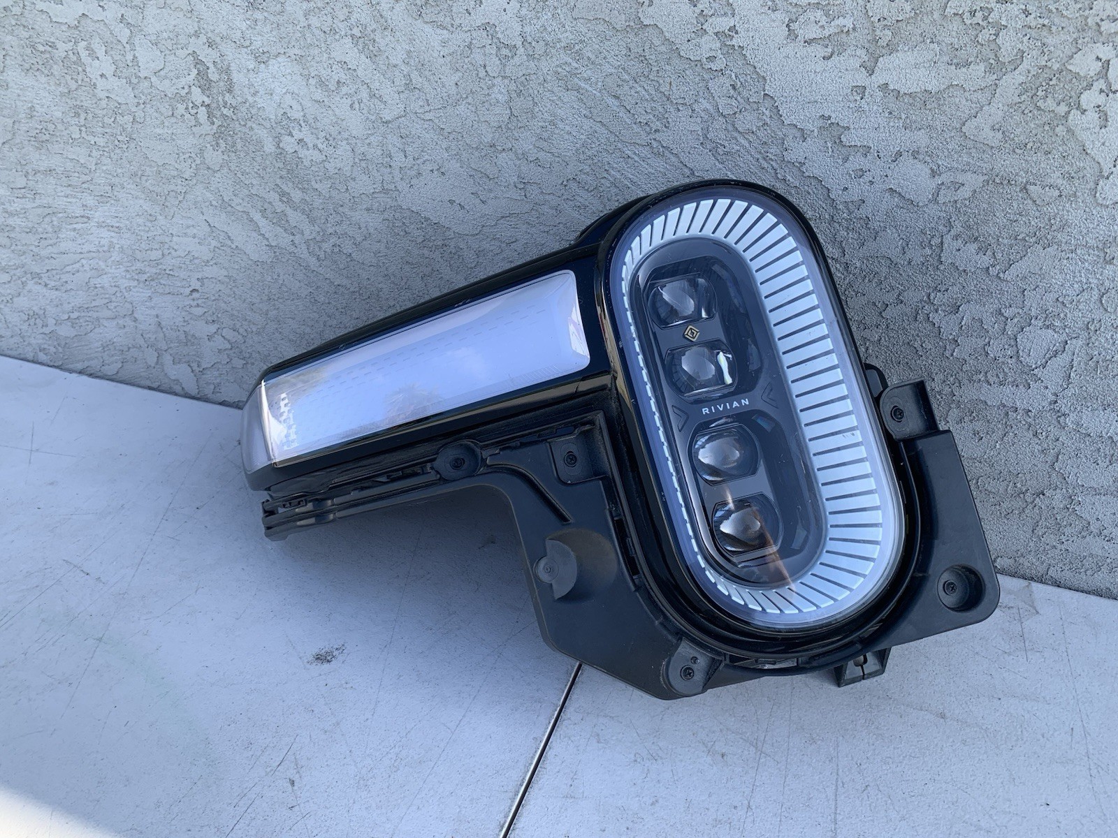 22-24 Rivian R1T R1S Right Passenger Headlight 22-24 Rivian R1T R1S Right Passenger Headlight