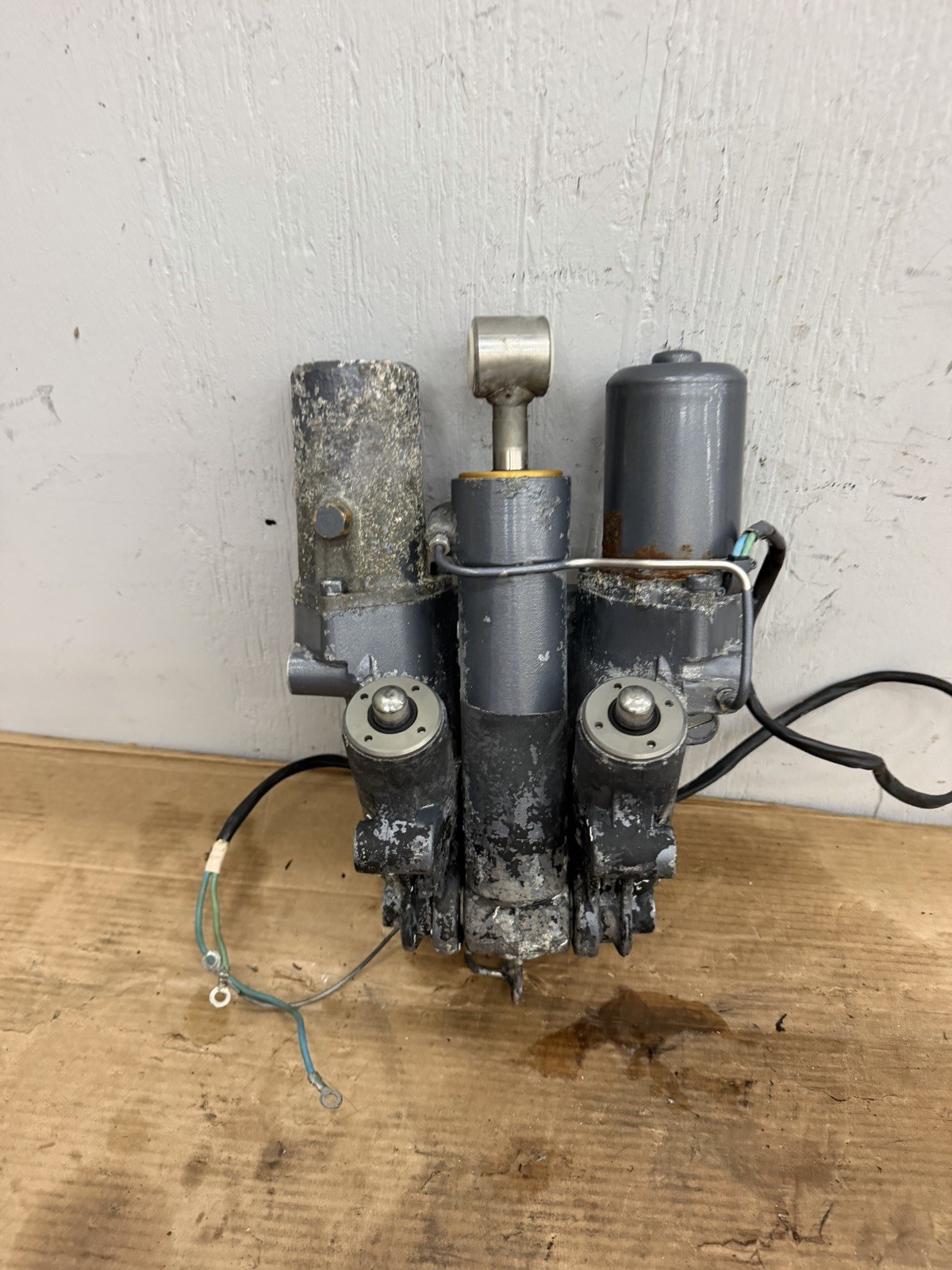 YAMAHA 4-STROKE F200-F300hp 3.3L And 4.2L OUTBOARD TILT & TRIM 69J-43800-07-8D YAMAHA 4-STROKE F200-F300hp 3.3L And 4.2L OUTBOARD TILT & TRIM 69J-43800-07-8D