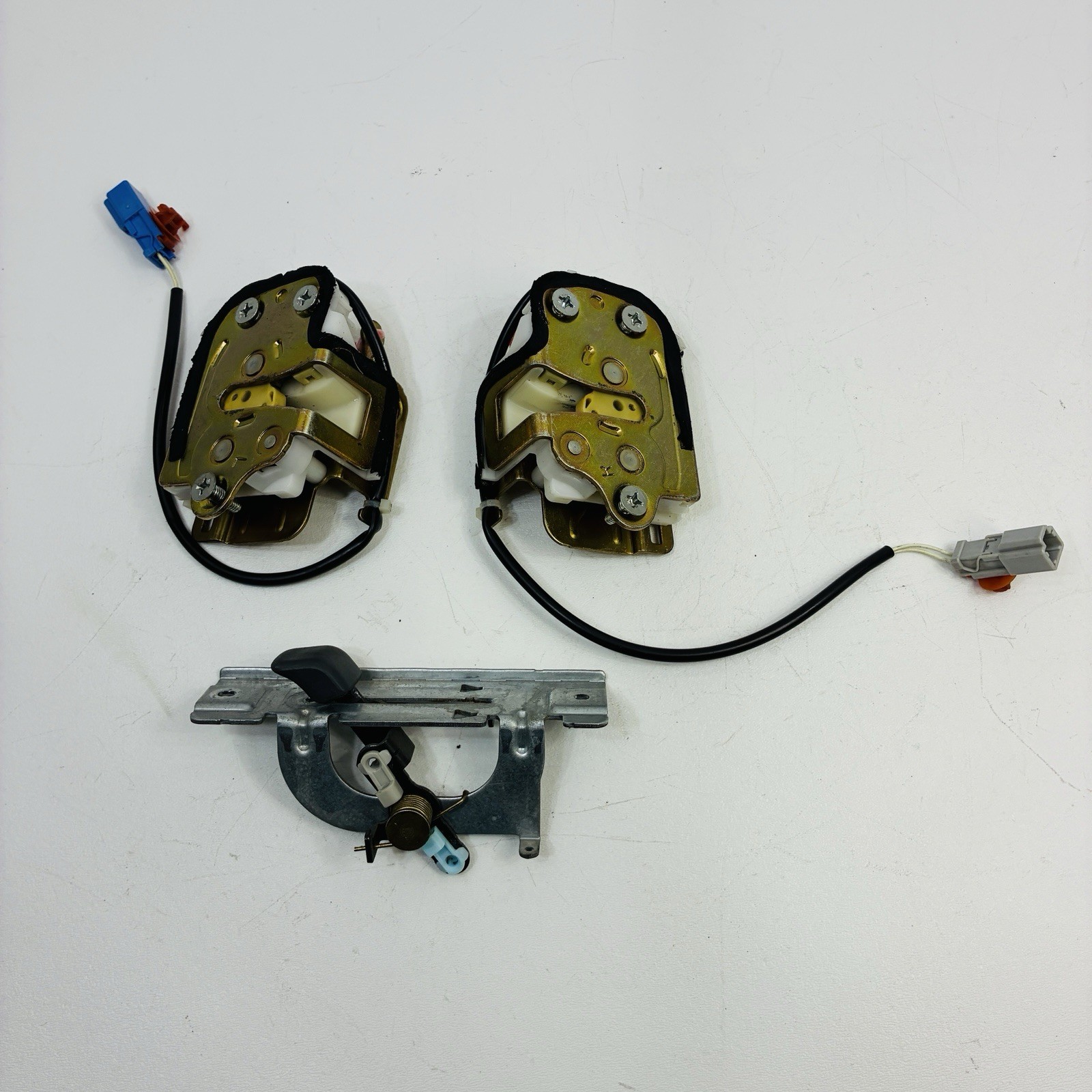 2003-2011 Honda Element Lower Tailgate Left & Right Latches & Center Handle OEM