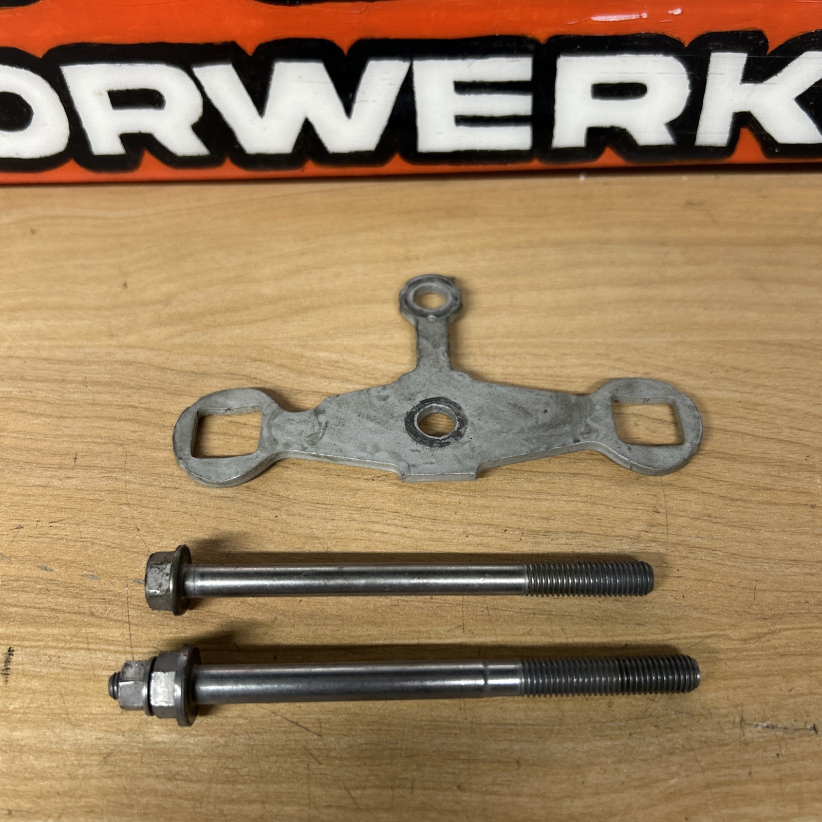 12-18 BMW 320i 328i 528i X1 X3 X4 Z4 N20 N26 INJECTOR HOLD BRACKET & BOLTS OEM 12-18 BMW 320i 328i 528i X1 X3 X4 Z4 N20 N26 INJECTOR HOLD BRACKET & BOLTS OEM
