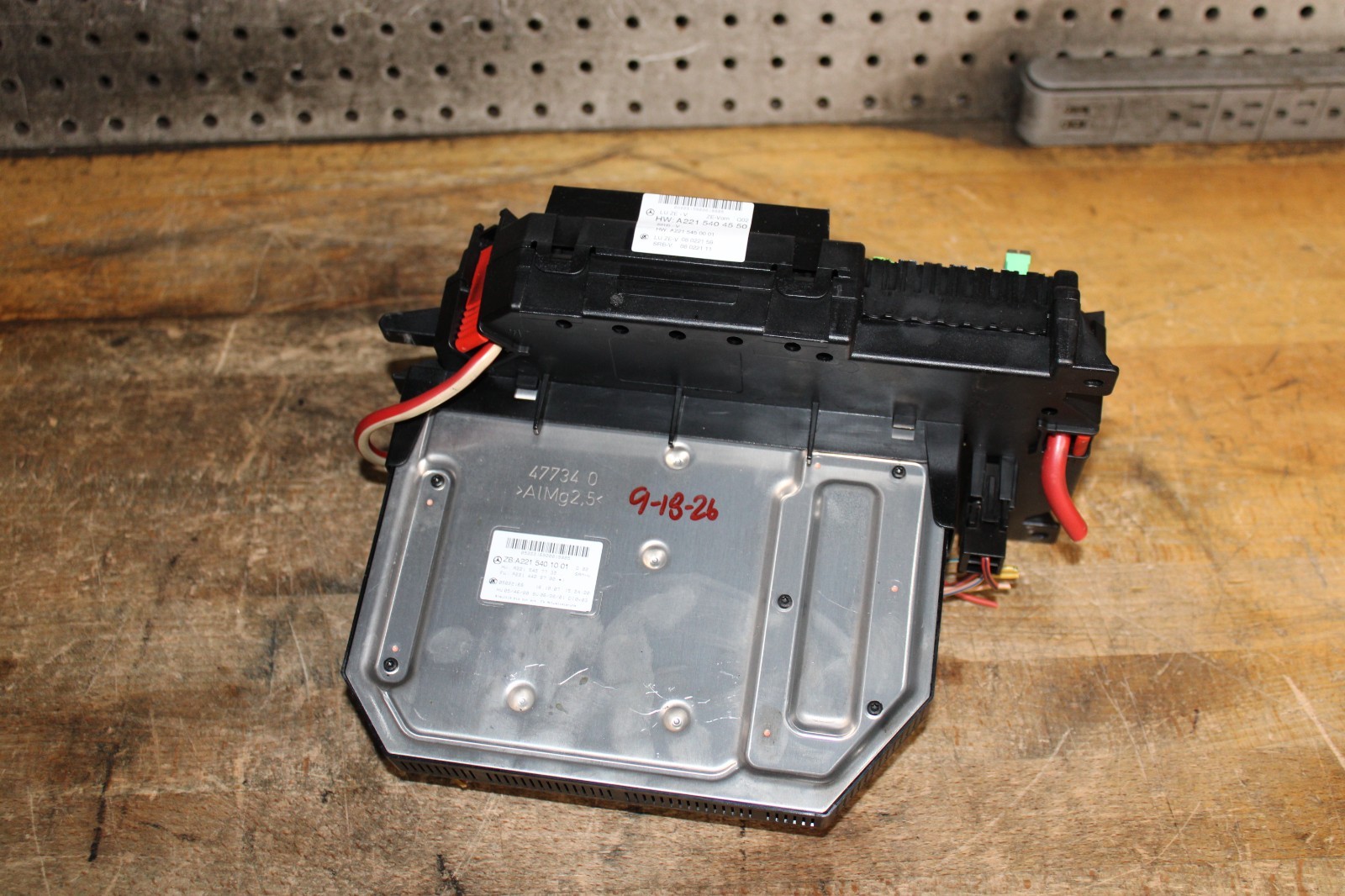 2007-2009 Mercedes W221 S550 Front Fuse Relay Box SAM Control Assembly OEM 2007-2009 Mercedes W221 S550 Front Fuse Relay Box SAM Control Assembly OEM