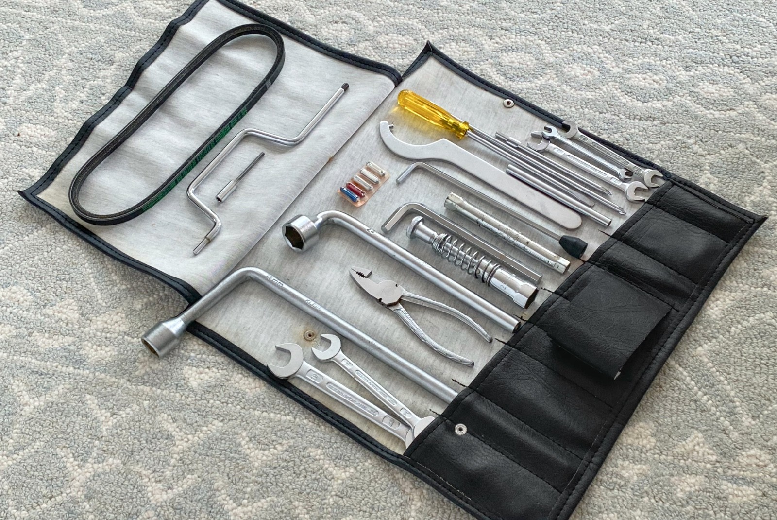 1988-1989 Porsche 911 930 Tool Kit Toolkit COMPLETE 1988-1989 Porsche 911 930 Tool Kit Toolkit COMPLETE