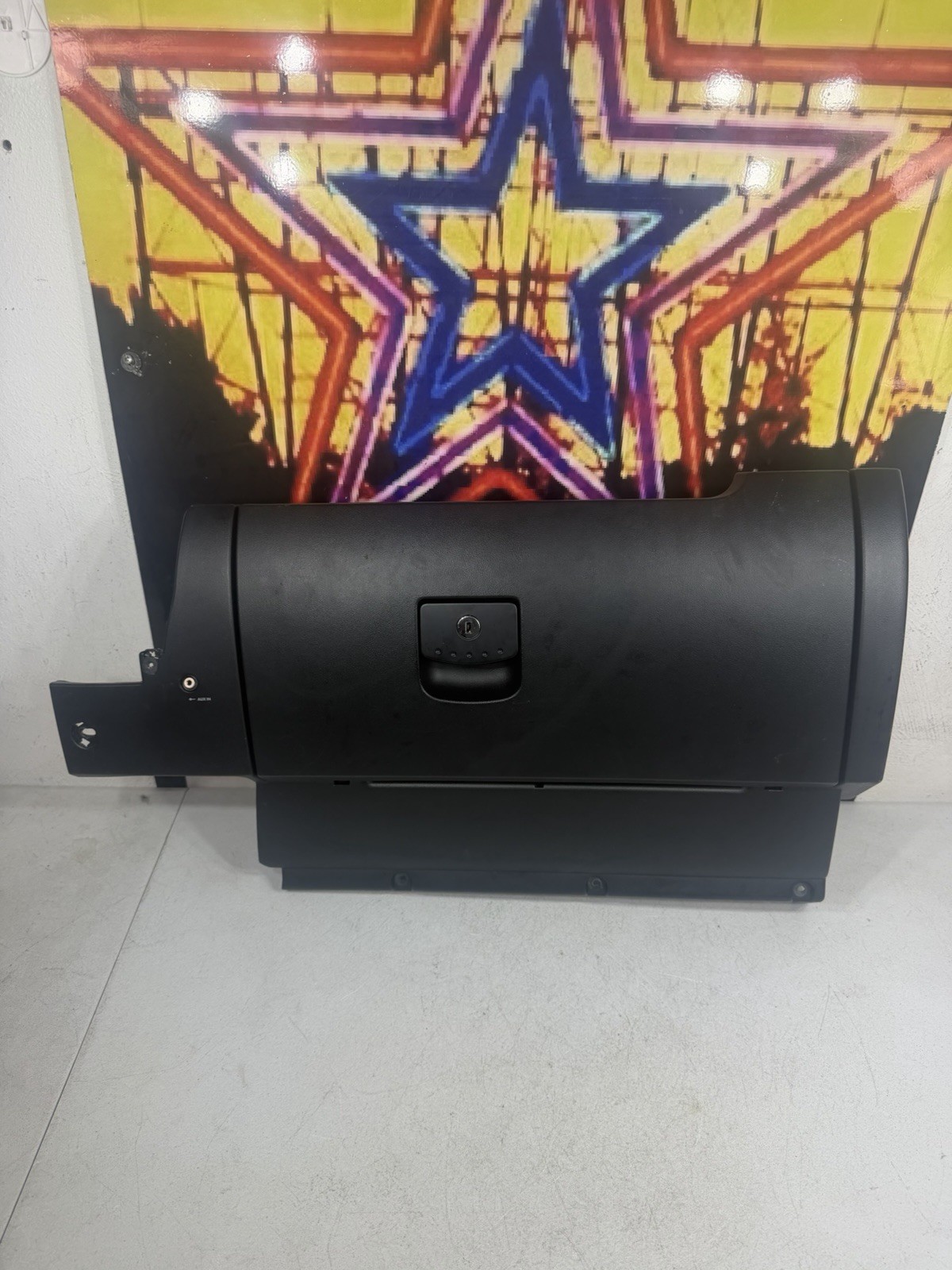 OEM 1998 - 2010 VW BEETLE BLACK GLOVEBOX STORAGE w/AUX VOLKSWAGEN GLOVE BOX OEM 1998 - 2010 VW BEETLE BLACK GLOVEBOX STORAGE w/AUX VOLKSWAGEN GLOVE BOX