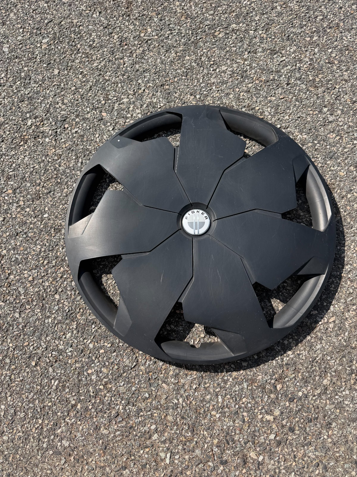 One genuine 2023 2024 Fisker Ocean 20 inch hubcap wheel cover FM2920300127 One genuine 2023 2024 Fisker Ocean 20 inch hubcap wheel cover FM2920300127