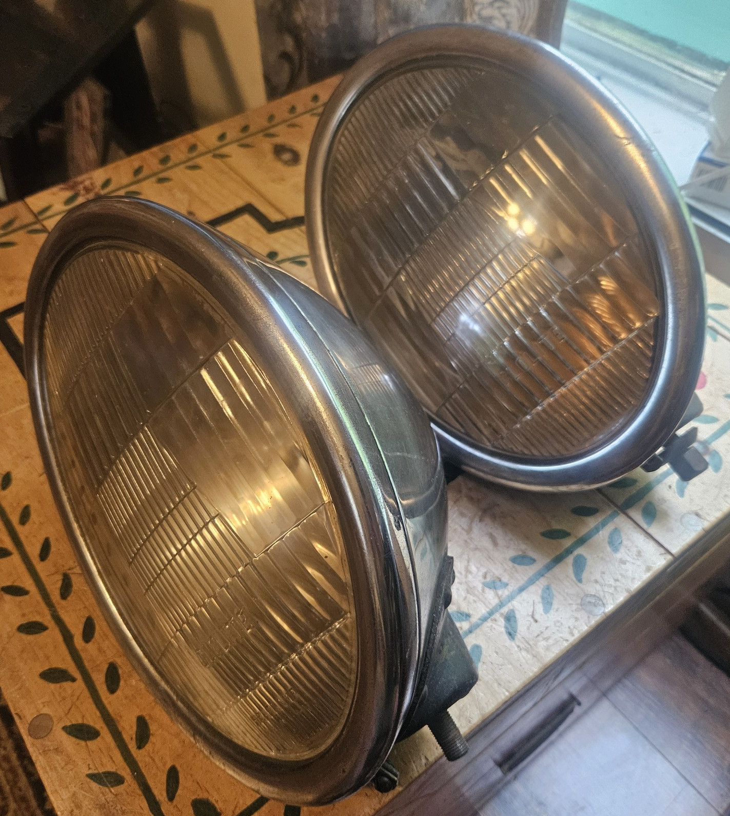 VINTAGE STUDEBAKER ROADSTER GLOLITE HEADLAMP SET - 1931, 32, 33 VINTAGE STUDEBAKER ROADSTER GLOLITE HEADLAMP SET - 1931, 32, 33