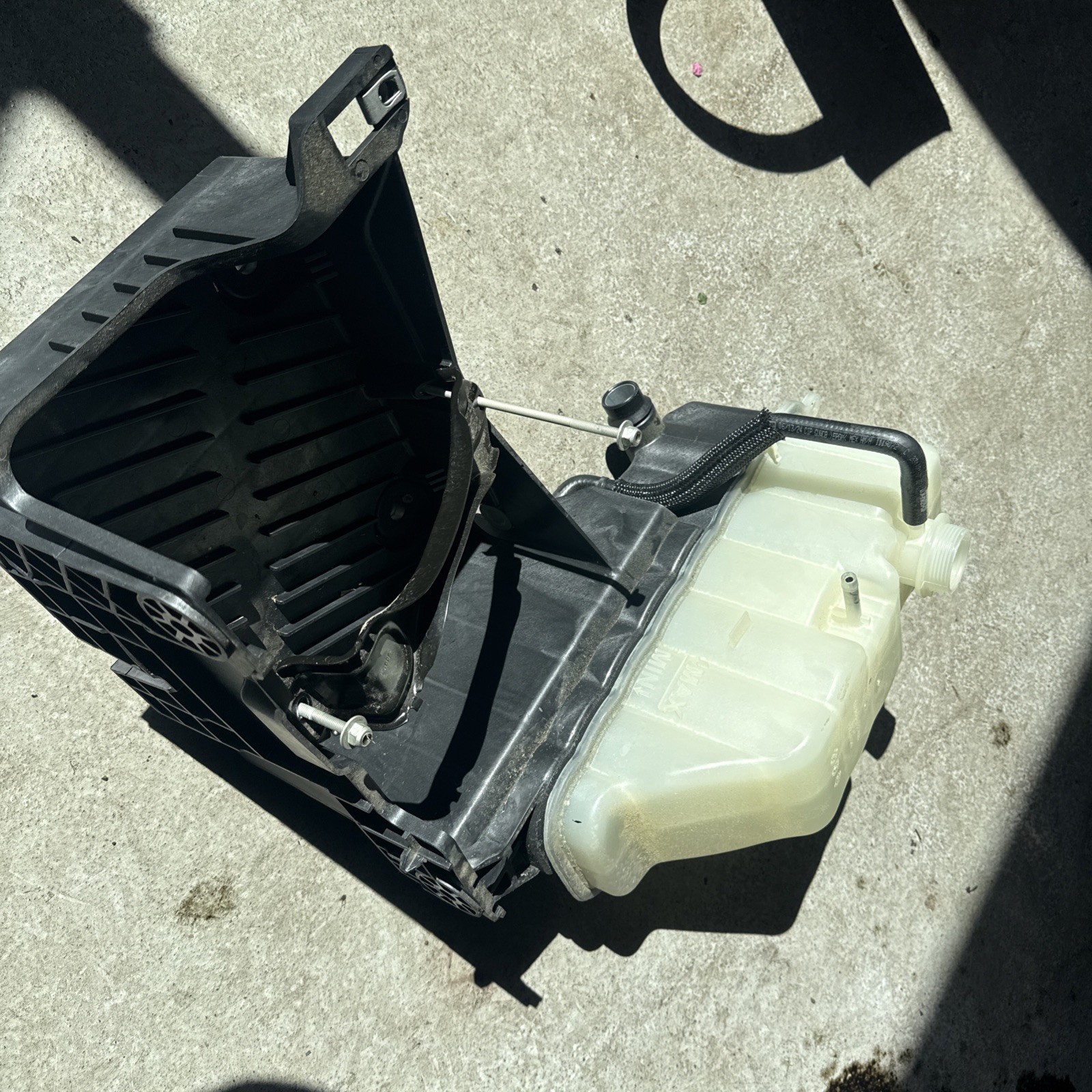 Genuine Ford Reservoir Tank LC3Z-9600-H Genuine Ford Reservoir Tank LC3Z-9600-H