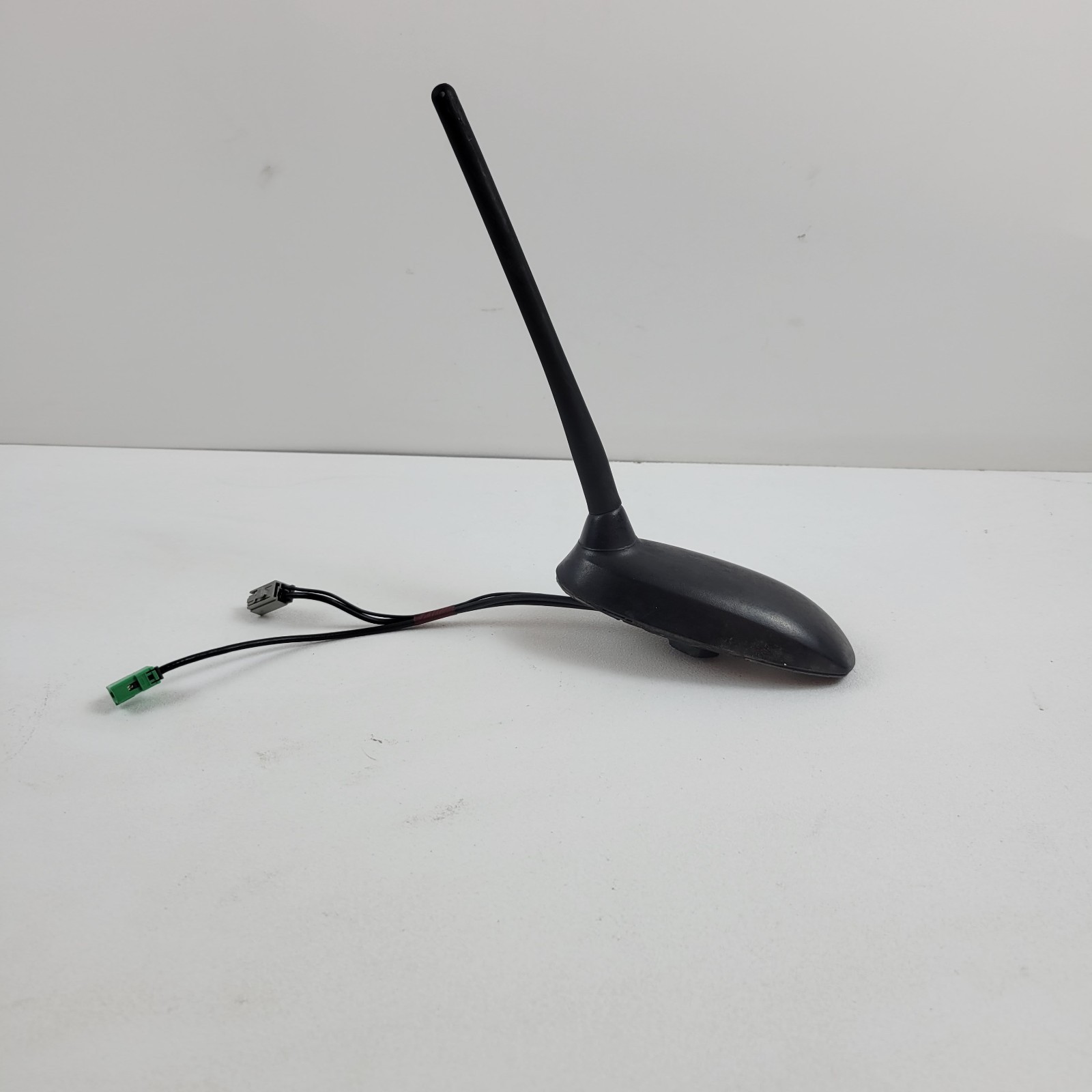 15 16 17 NISSAN ROGUE ROOF RADIO SHARK FIN ANTENNA 28208-5HA0B OEM (DRYROT SEAL) 15 16 17 NISSAN ROGUE ROOF RADIO SHARK FIN ANTENNA 28208-5HA0B OEM (DRYROT SEAL)