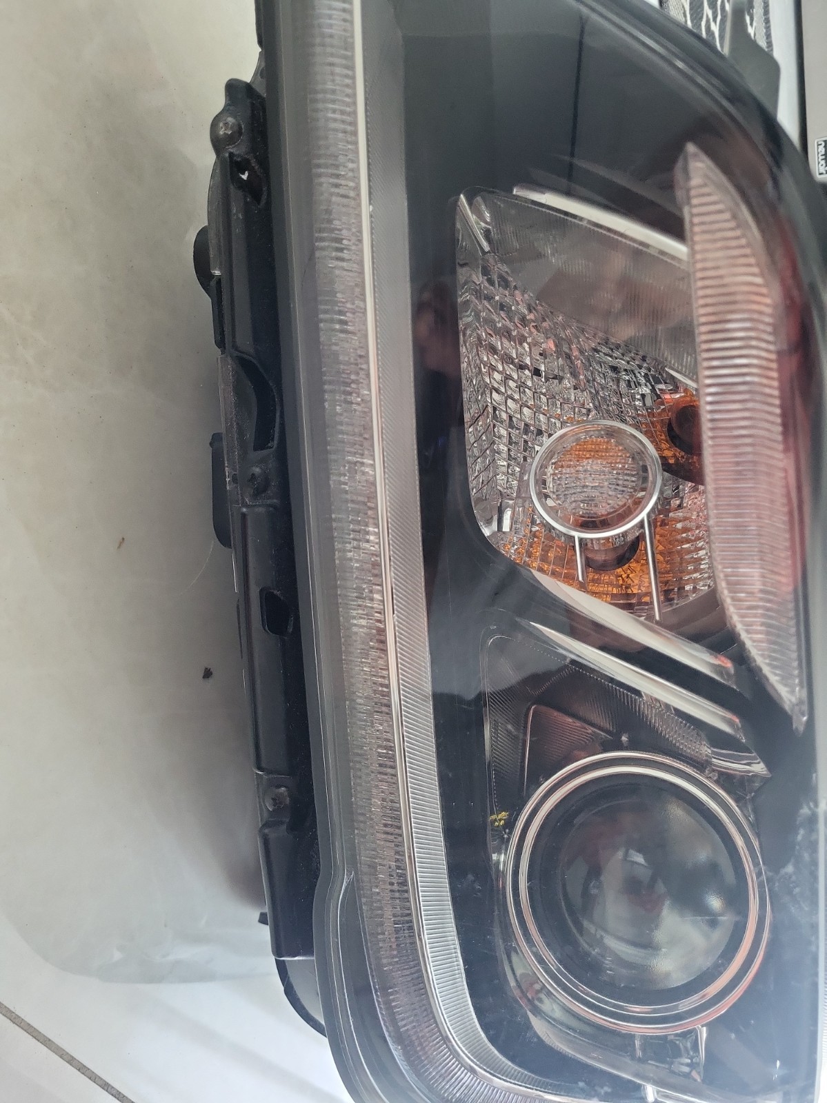 2015 2020 Hyundai Genesis Left Headlight Xenon with LED Accent 92101B1170 USED 2015 2020 Hyundai Genesis Left Headlight Xenon with LED Accent 92101B1170 USED