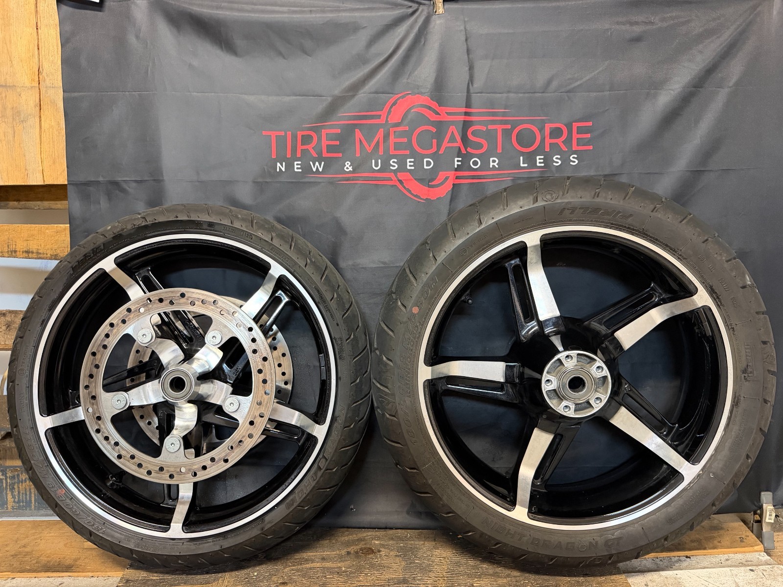 Take-off Harley Davidson 2025 Helix Wheels, Tires & Rotors 2025-4068-19-18-2 Take-off Harley Davidson 2025 Helix Wheels, Tires & Rotors 2025-4068-19-18-2