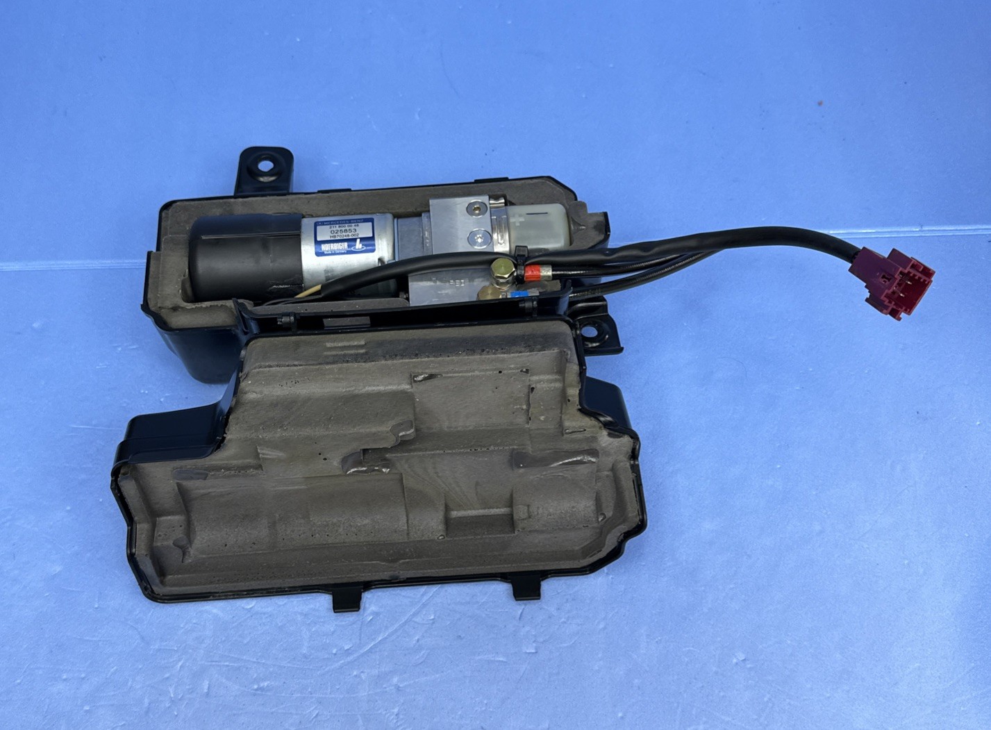 04-09 Mercedes W211 E350 E55 AMG Trunk Hydraulic Lift Pump Motor OEM 2118000048 04-09 Mercedes W211 E350 E55 AMG Trunk Hydraulic Lift Pump Motor OEM 2118000048