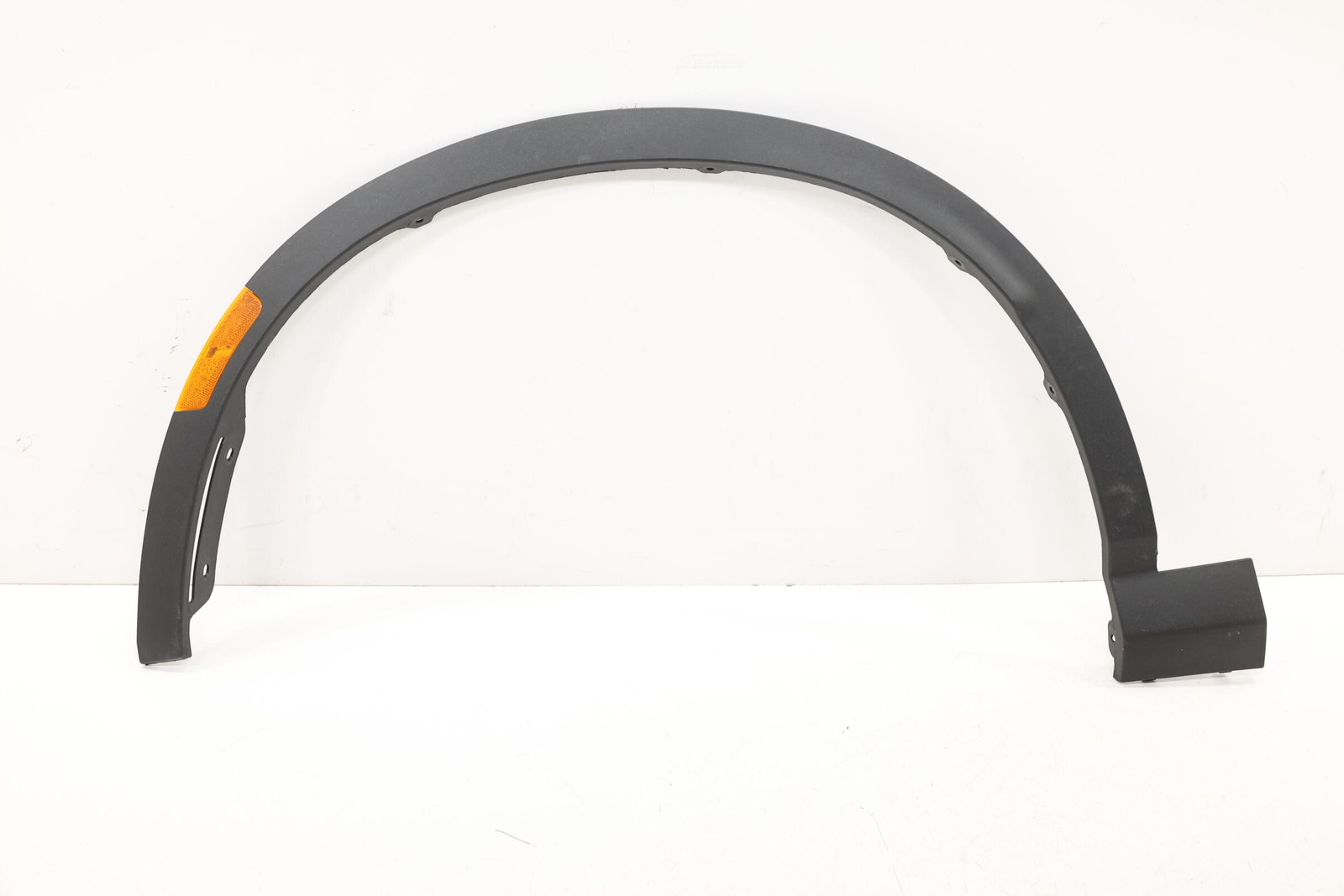 2023 - 2025 VINFAST VF 8 FRONT LEFT WHEEL ARCH FLARE MOLDING OEM BEX30006553 2023 - 2025 VINFAST VF 8 FRONT LEFT WHEEL ARCH FLARE MOLDING OEM BEX30006553