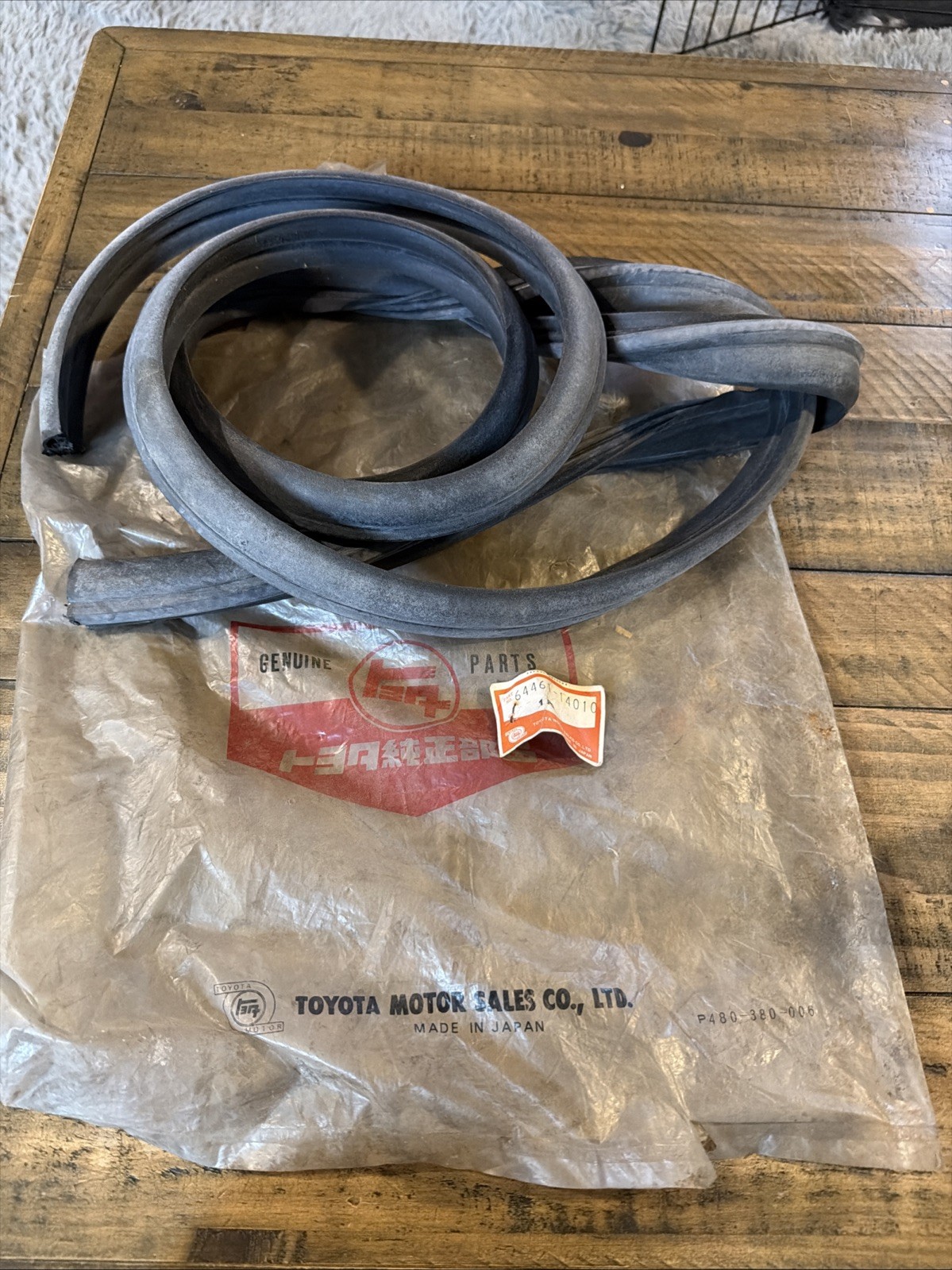 NOS OEM Toyota 64461-14010 Rear Trunk Lid Weatherstrip 1970-77 Carina Celica New