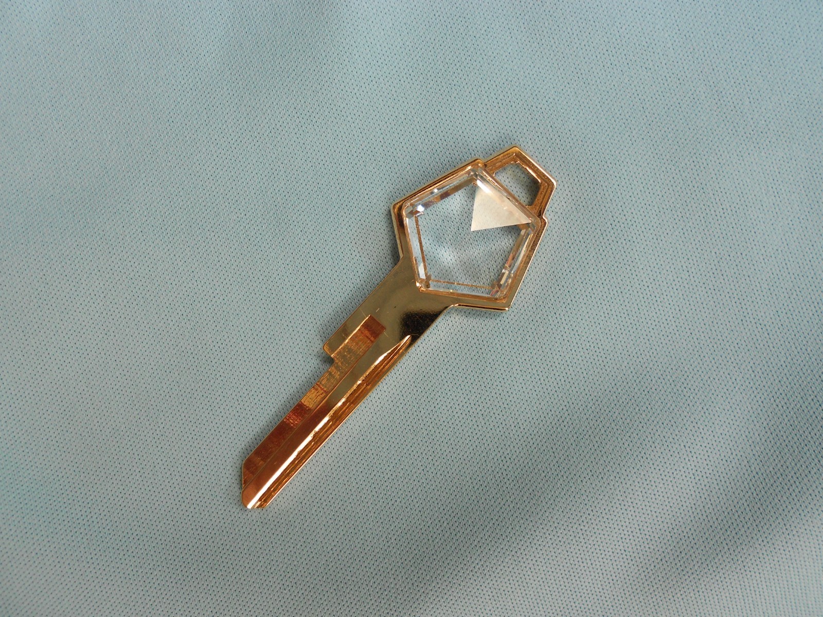 MOPAR GOLD CRYSTAL NOS KEY BLANK PENTASTAR DODGE PLYMOUTH CHRYSLER 1969 - 1989 MOPAR GOLD CRYSTAL NOS KEY BLANK PENTASTAR DODGE PLYMOUTH CHRYSLER 1969 - 1989