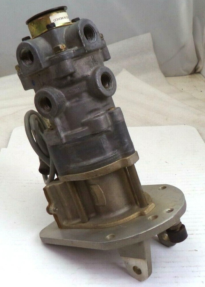 Bendix 60 psi Brake Valve w/Treadle 107703E-10-R Bendix 60 psi Brake Valve w/Treadle 107703E-10-R