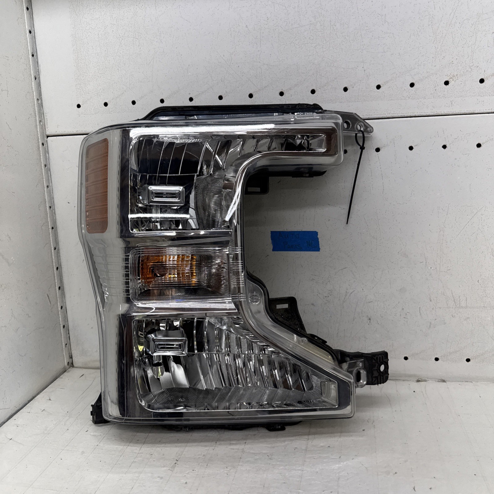 2020-2022 Ford F250 F350 RH Passenger Halogen Headlight OEM Broken Tab