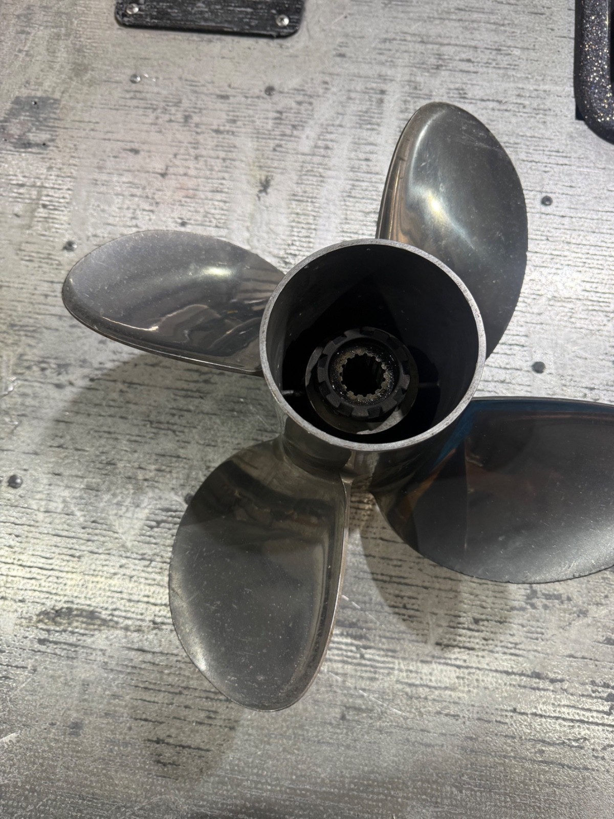 Mercury Trophy Plus 17 Pitch Right Hand Propeller 48-825930A46 Mercury Trophy Plus 17 Pitch Right Hand Propeller 48-825930A46